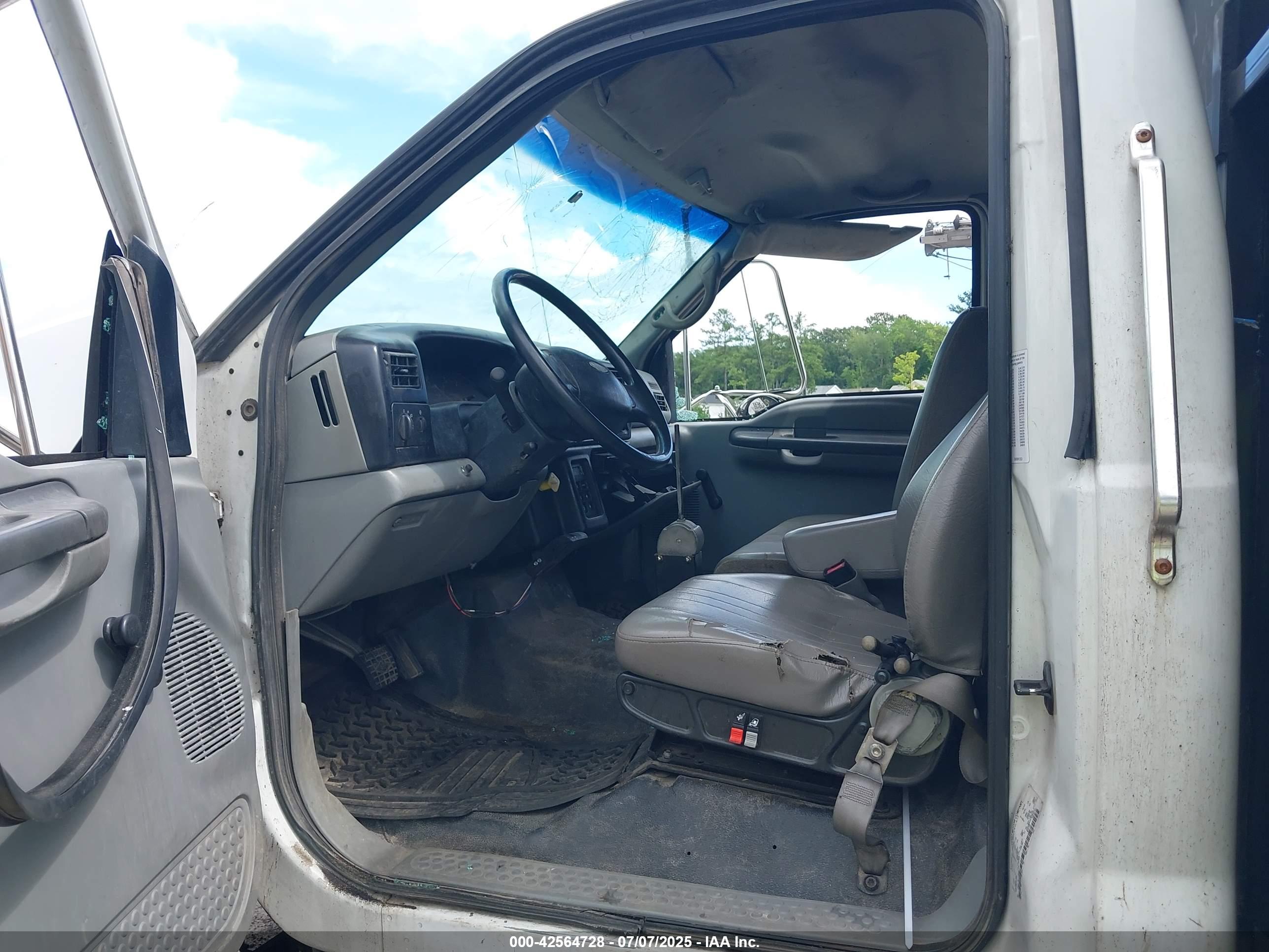 FORD F-750 image 7