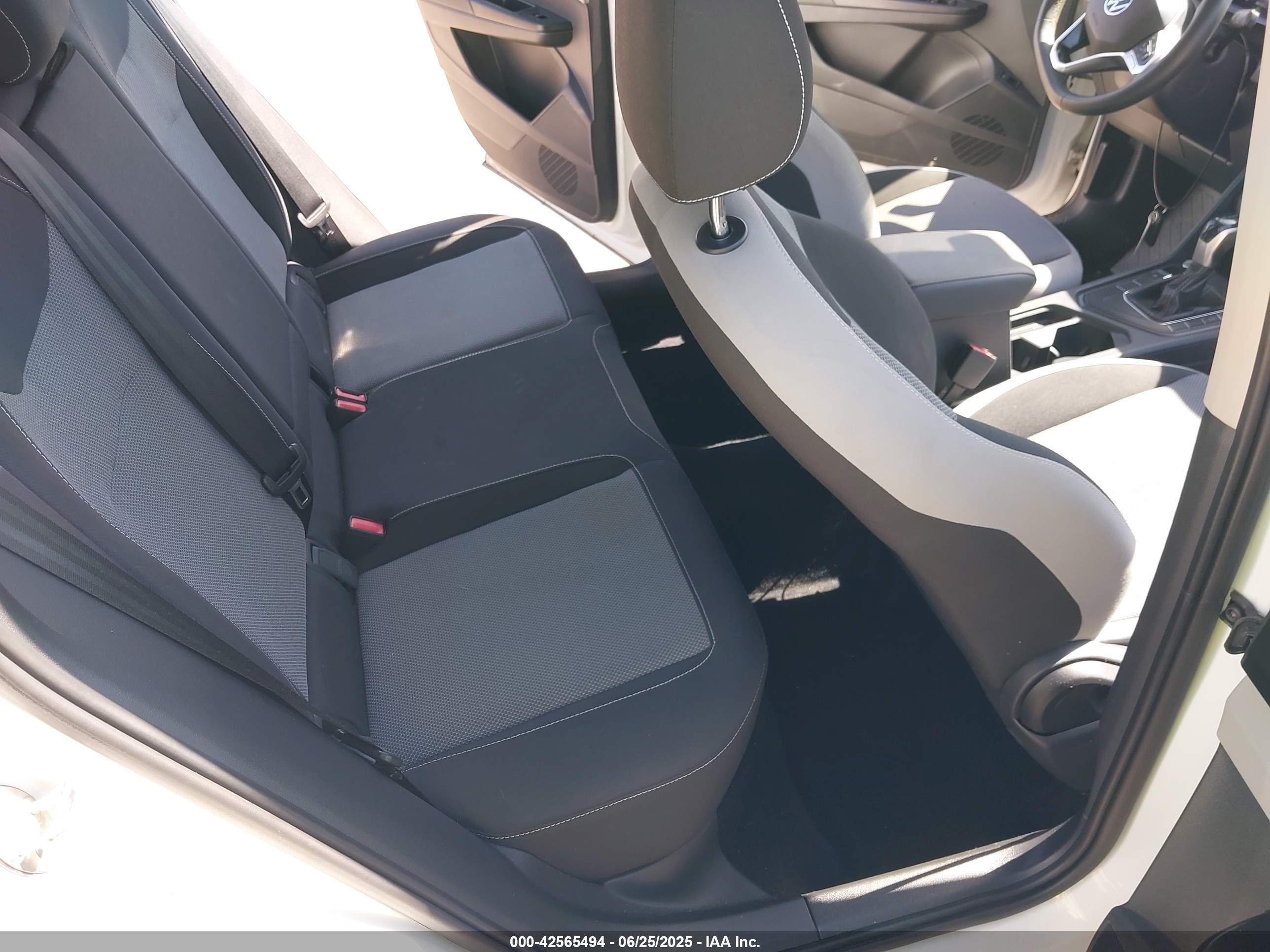 VOLKSWAGEN TAOS image 8