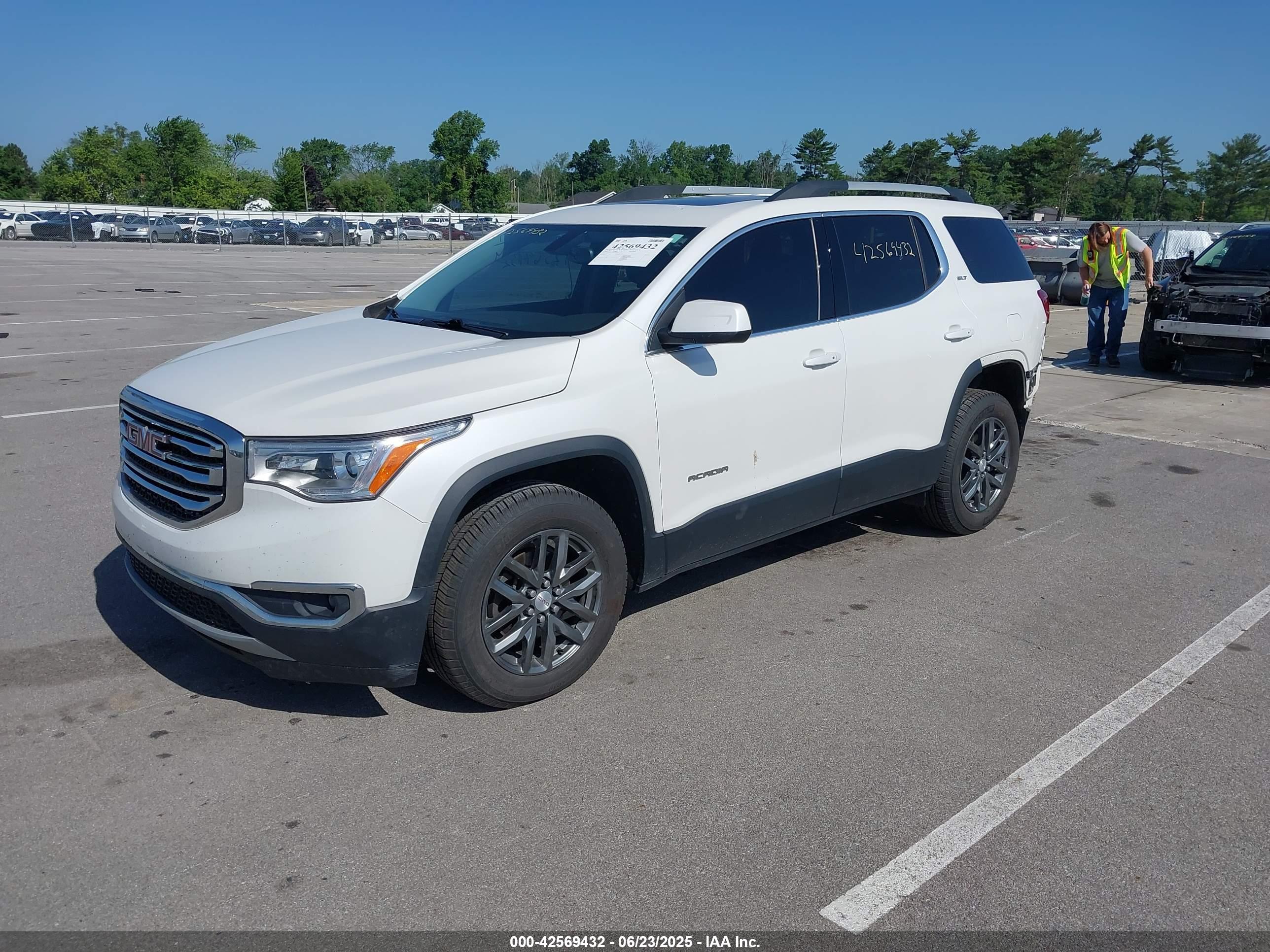 GMC ACADIA image 2
