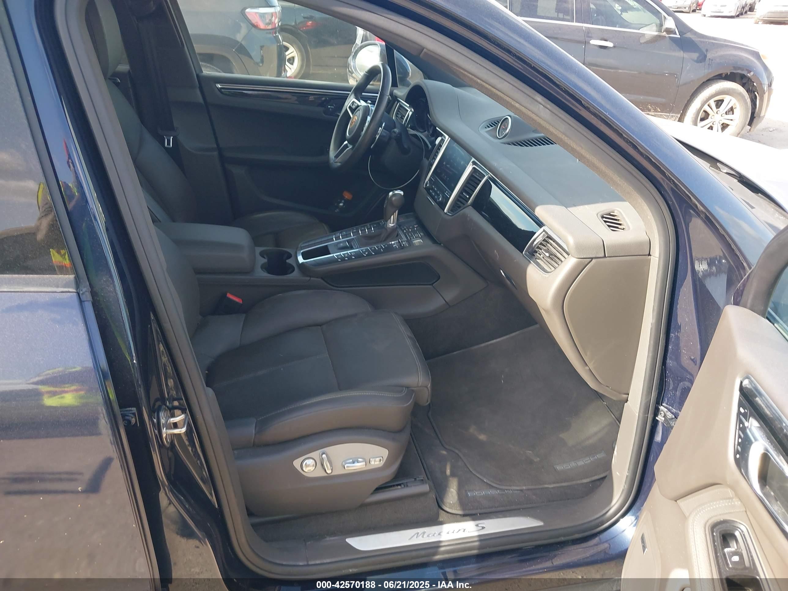 PORSCHE MACAN image 5