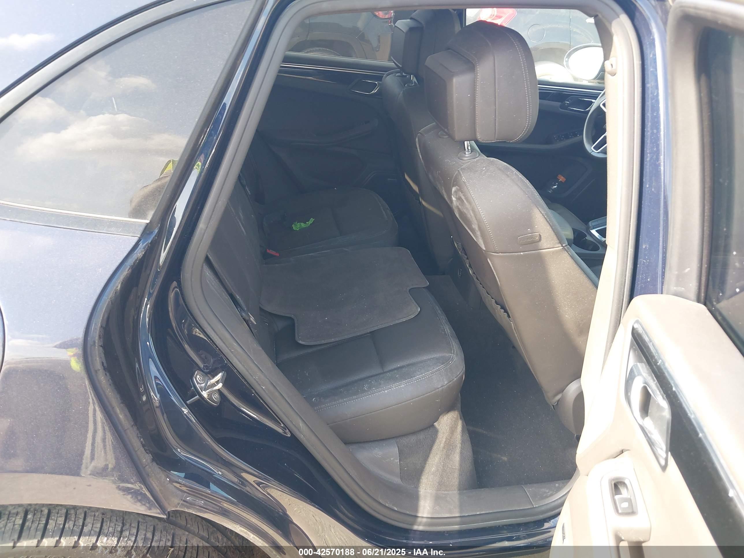 PORSCHE MACAN image 8