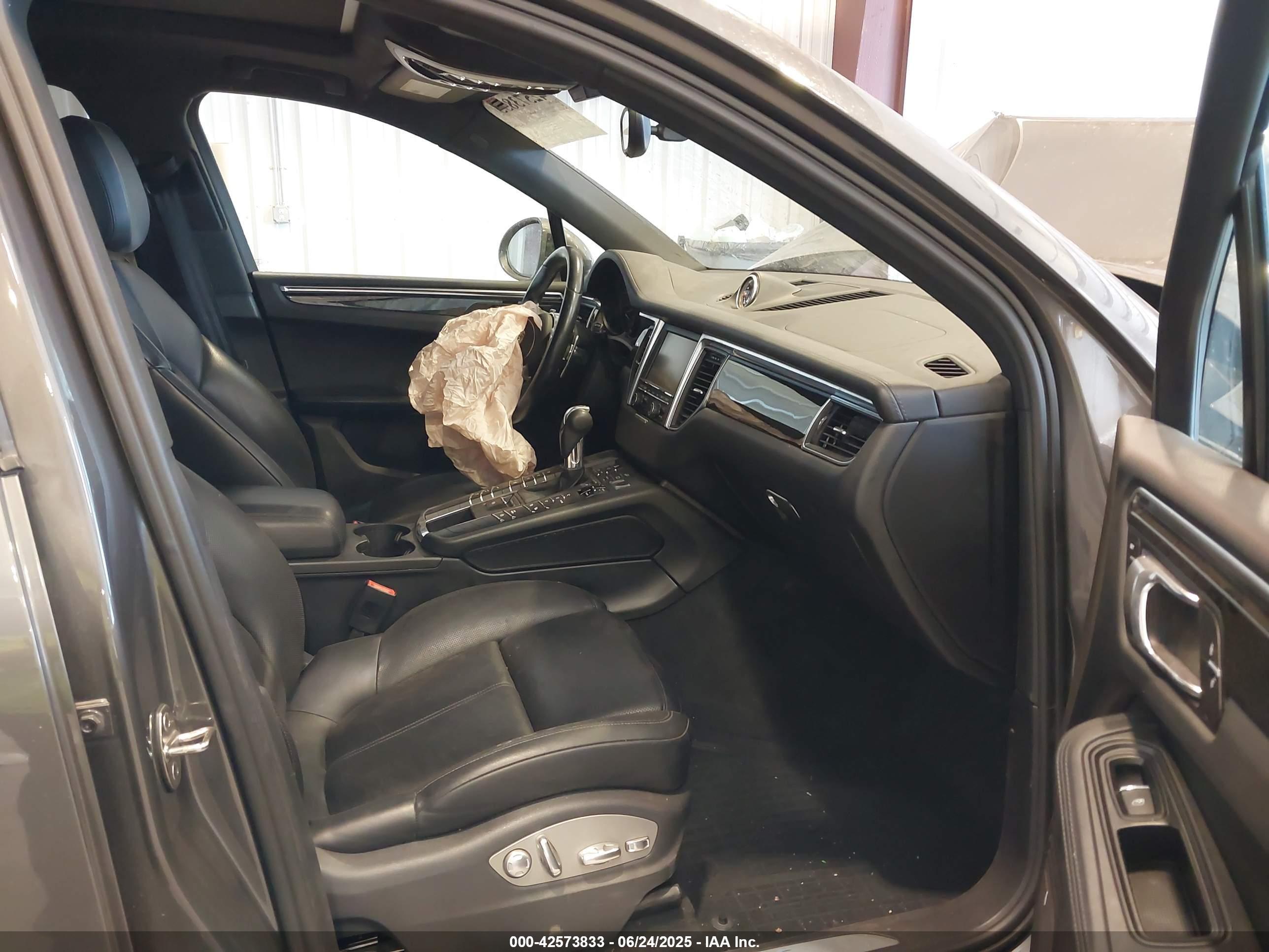 PORSCHE MACAN image 5