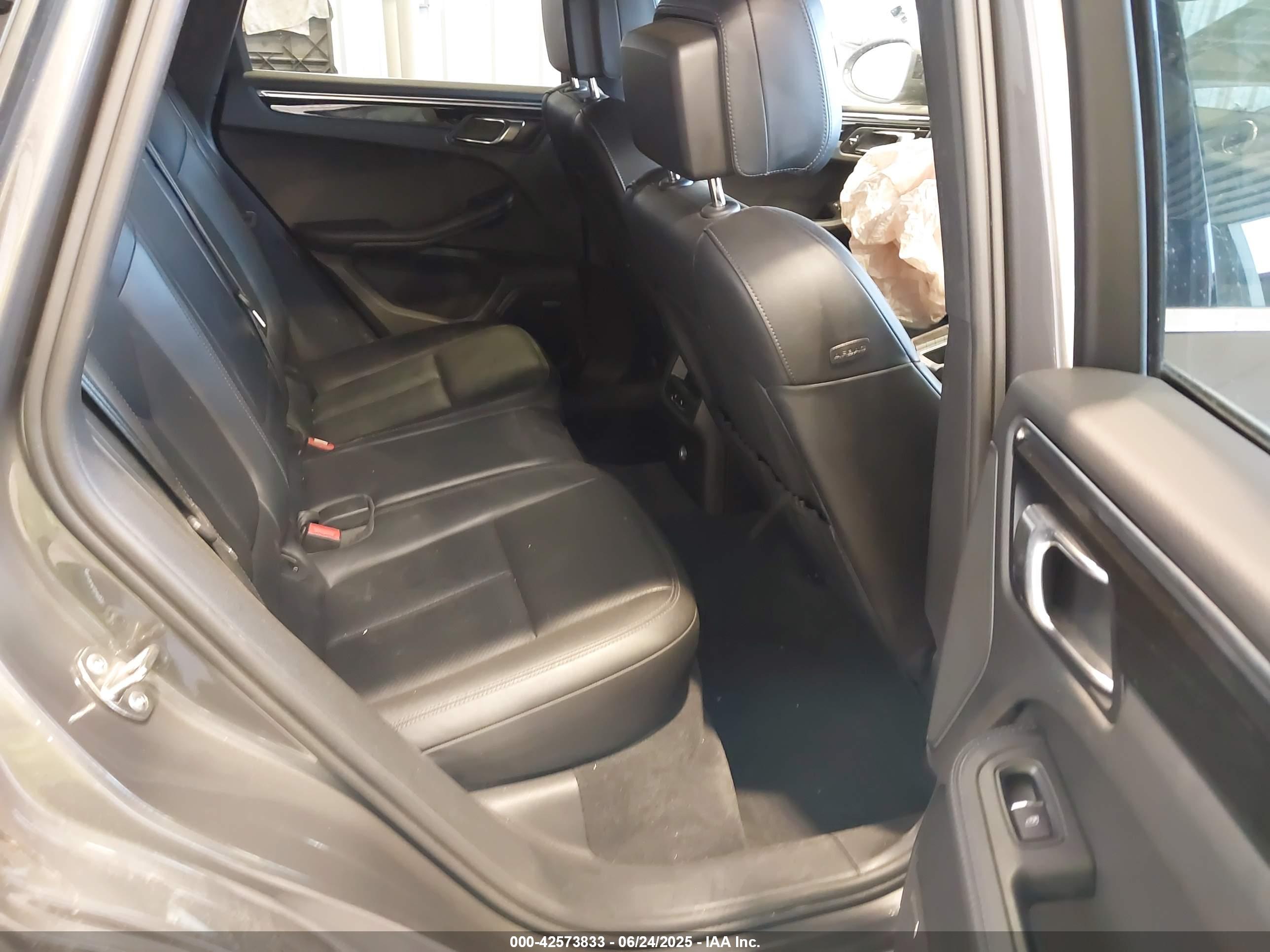 PORSCHE MACAN image 8