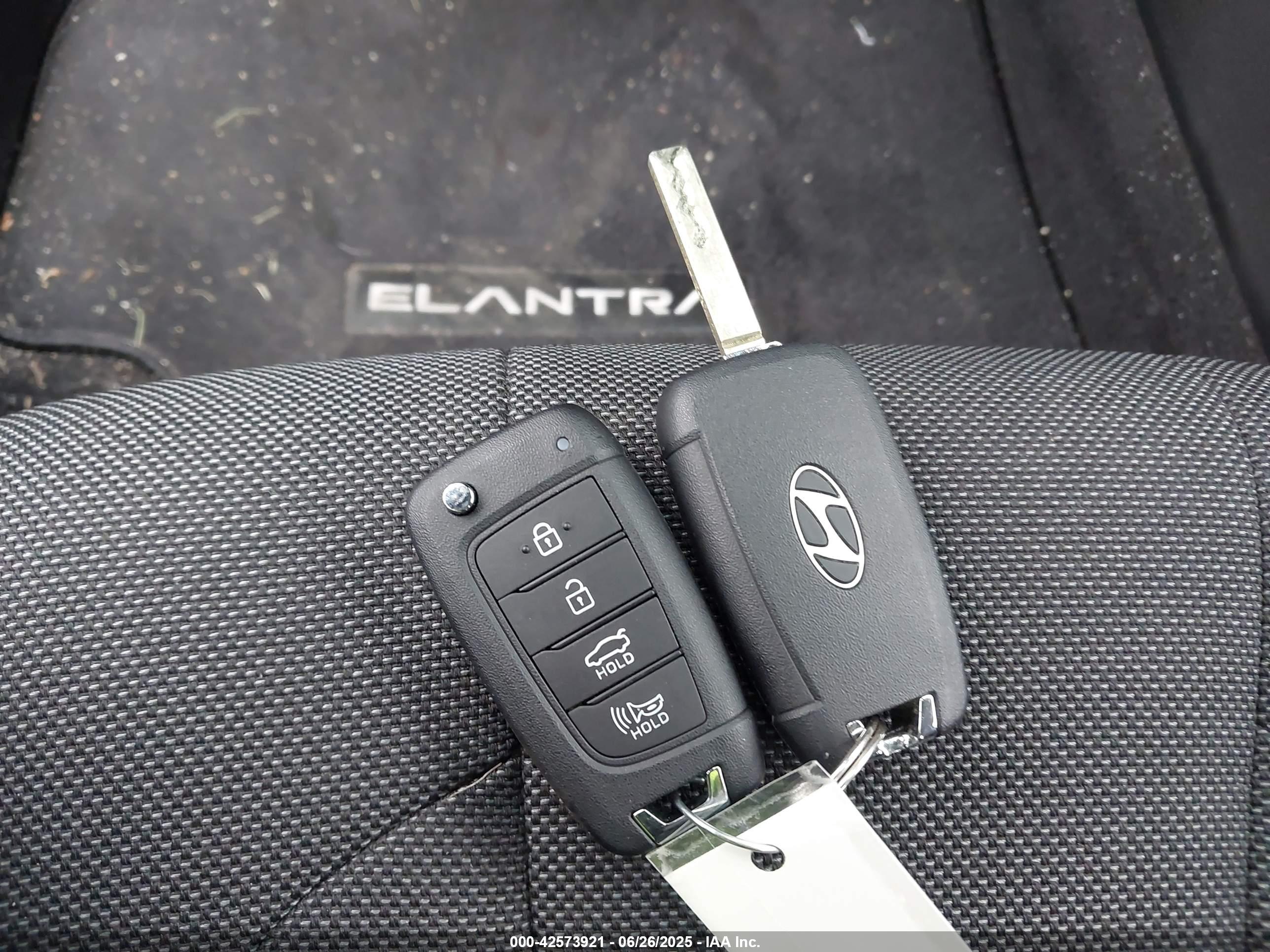 HYUNDAI ELANTRA image 11