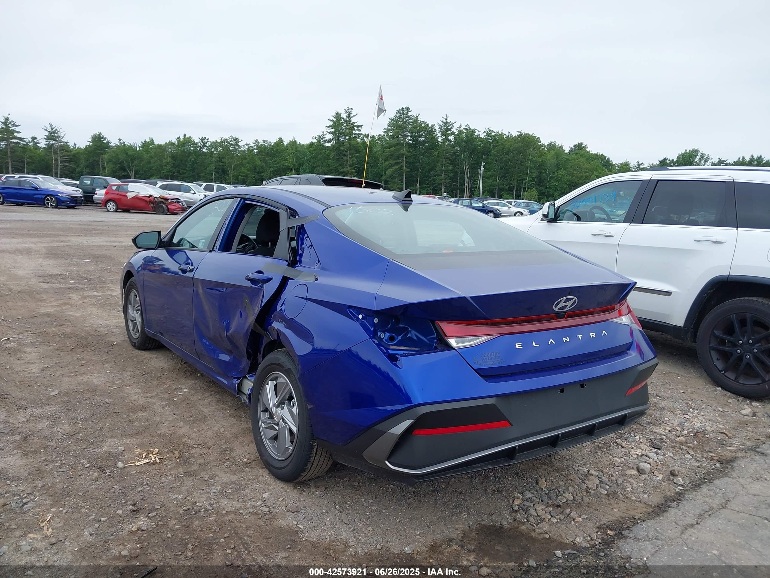 HYUNDAI ELANTRA image 3