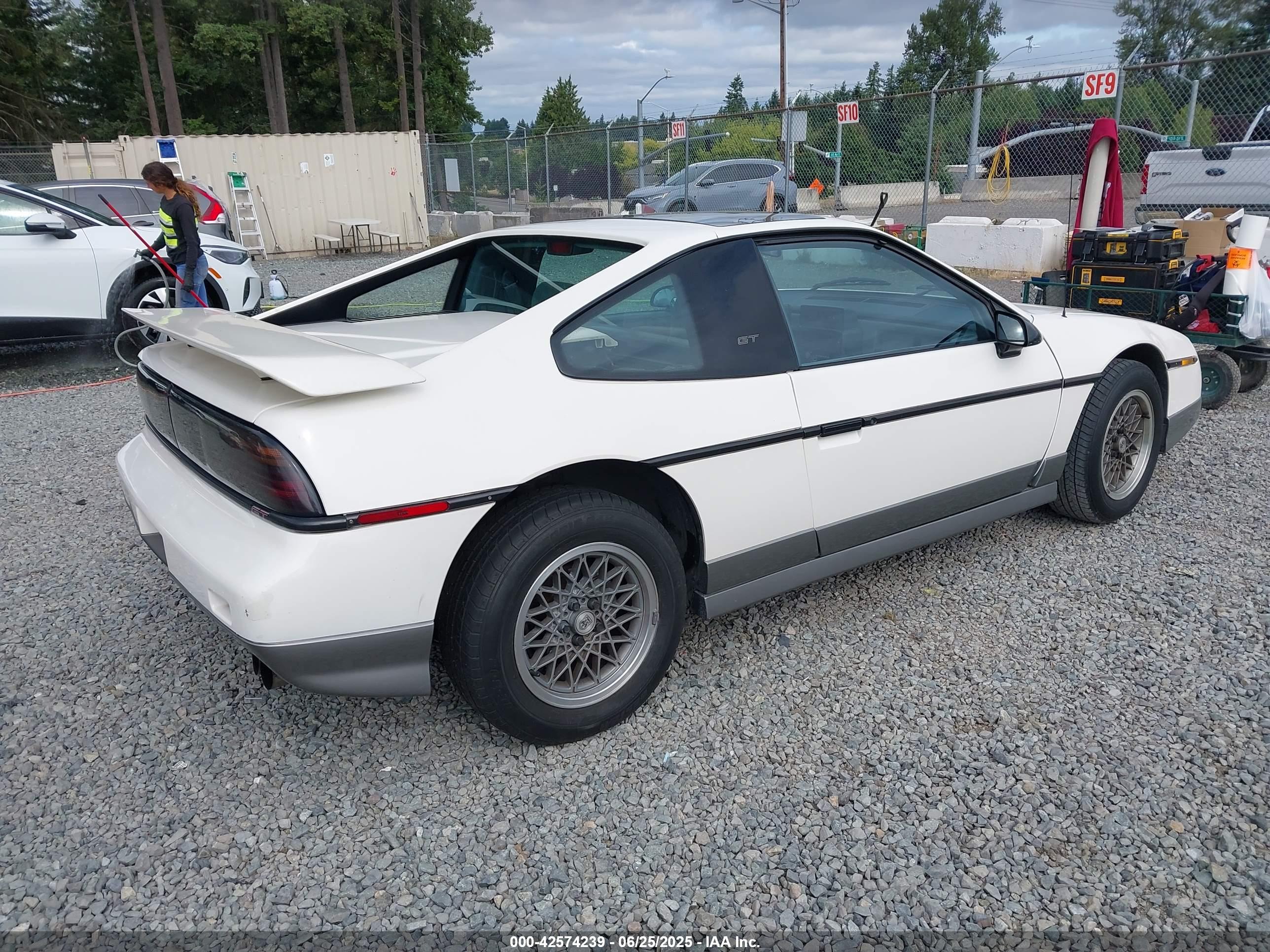 PONTIAC FIERO image 4