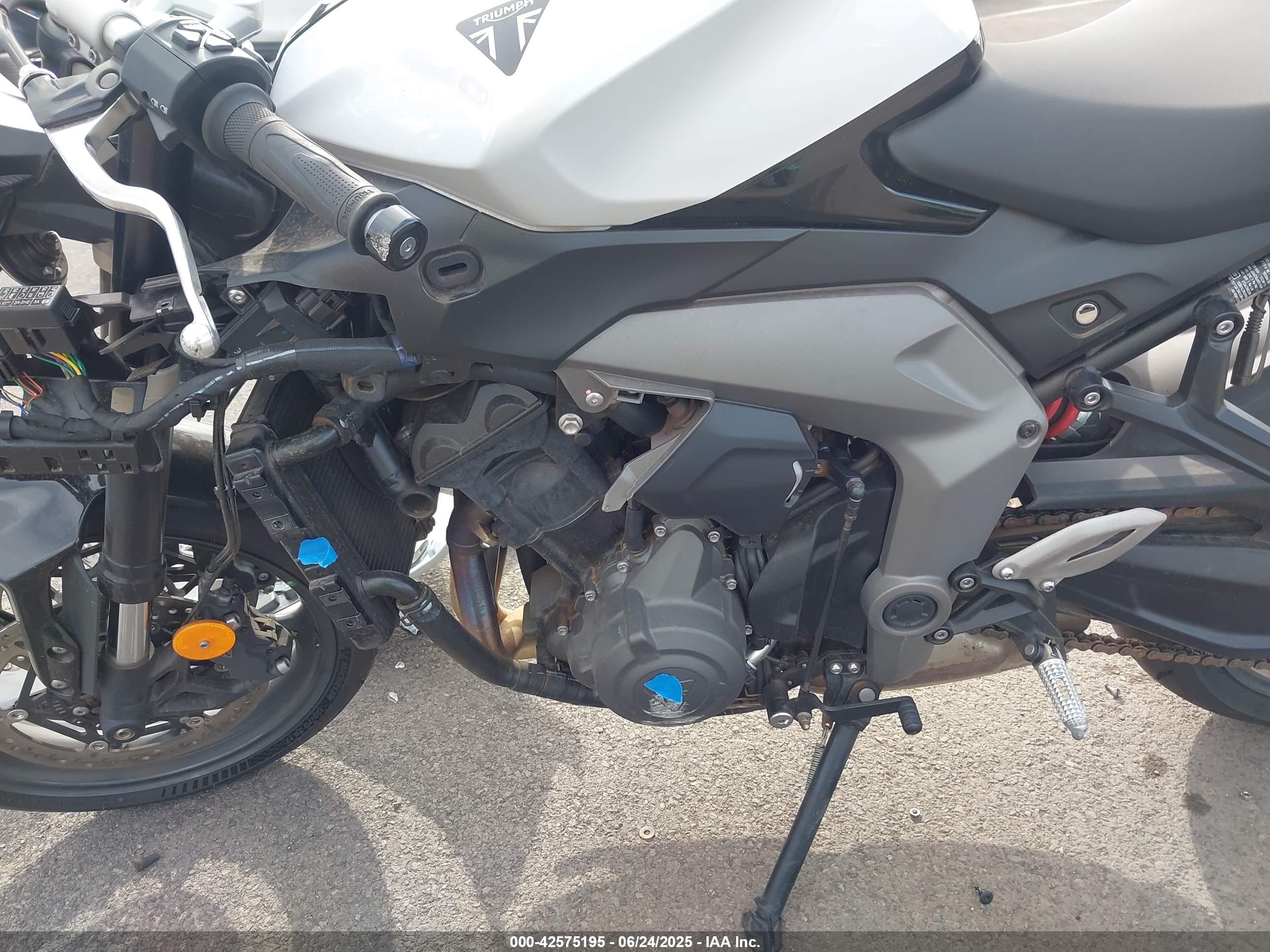 TRIUMPH MOTORCYCLE image 9