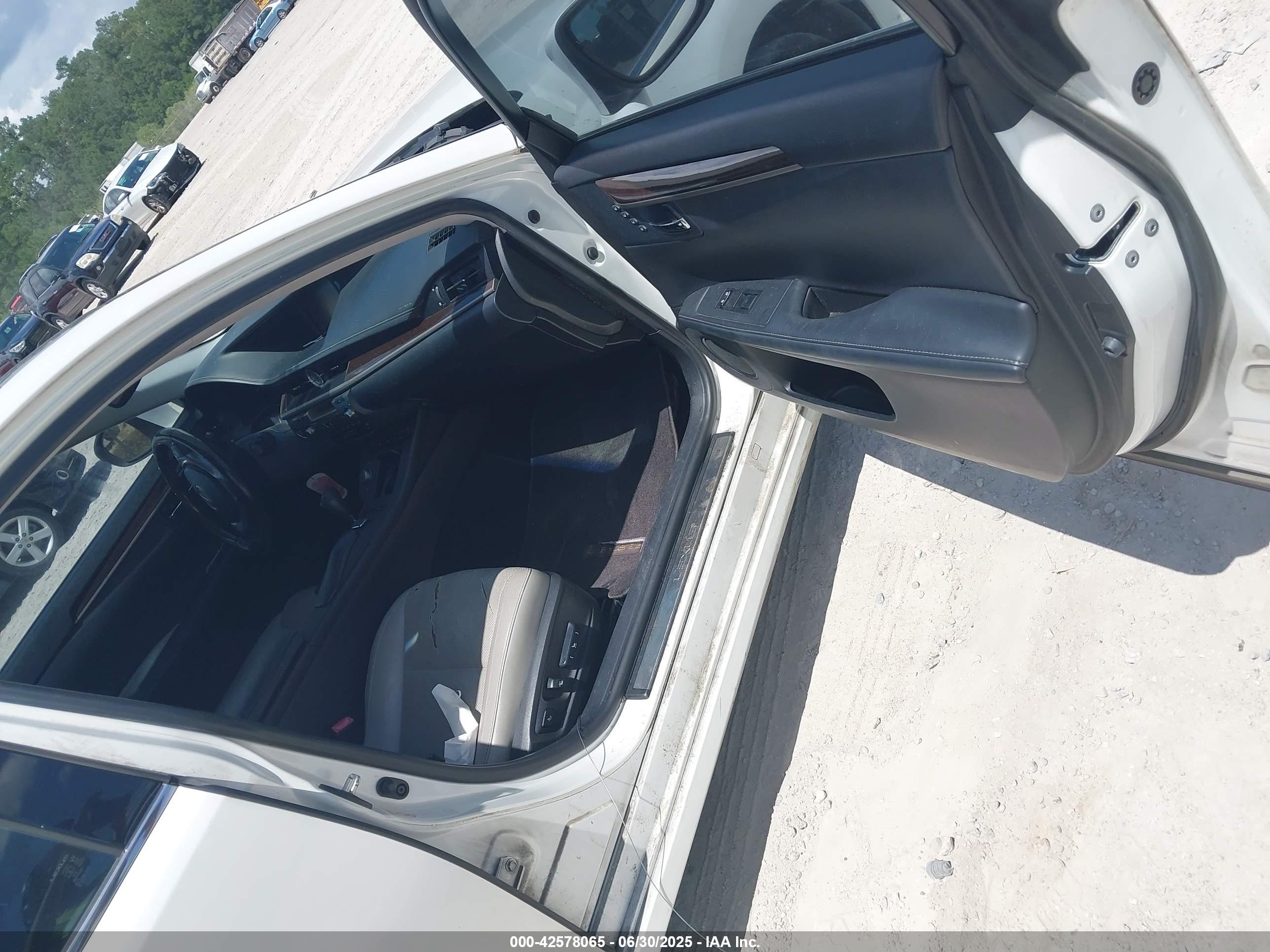 LEXUS ES image 5
