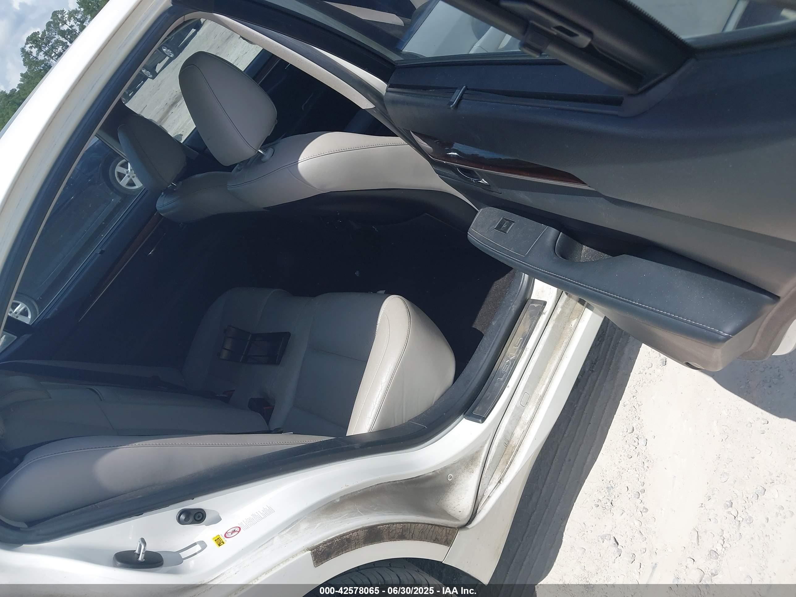 LEXUS ES image 8