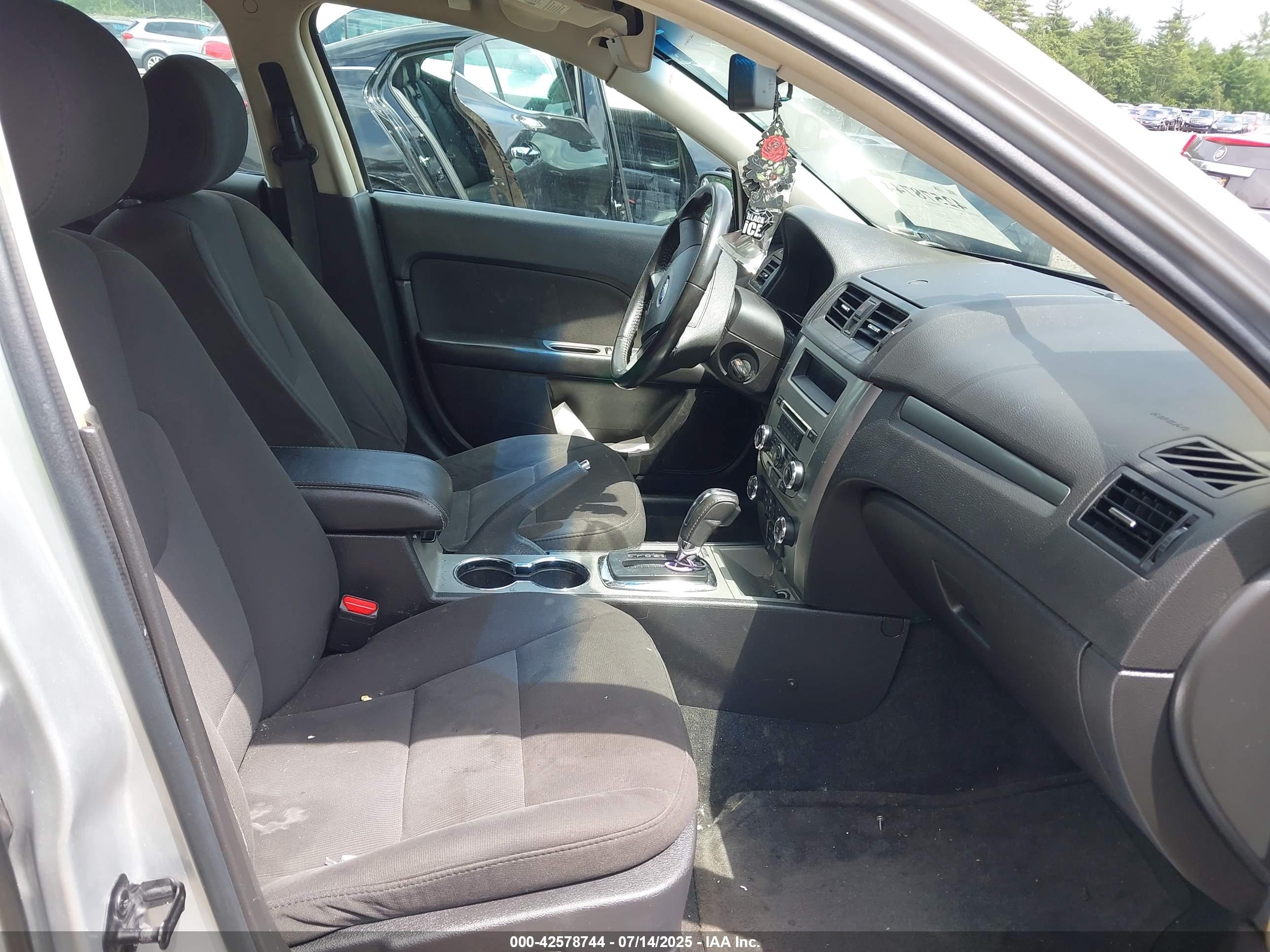 FORD FUSION image 5