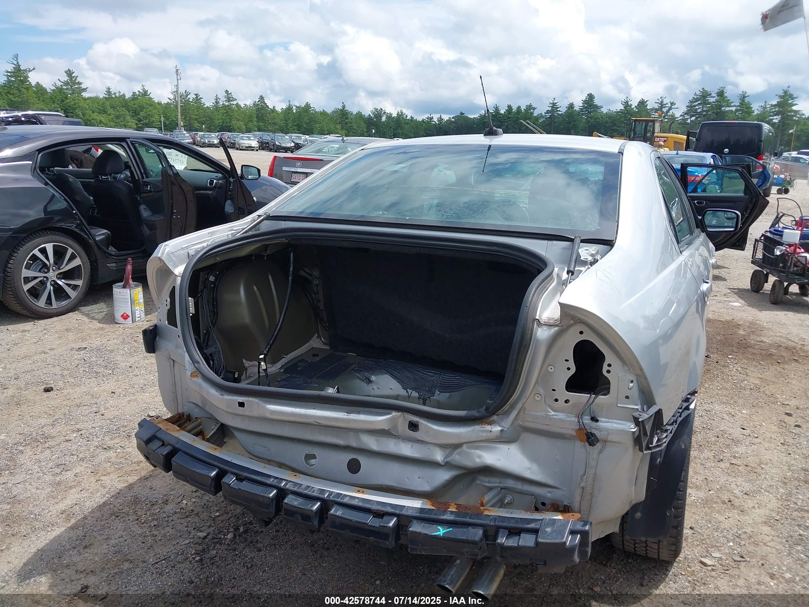FORD FUSION image 6