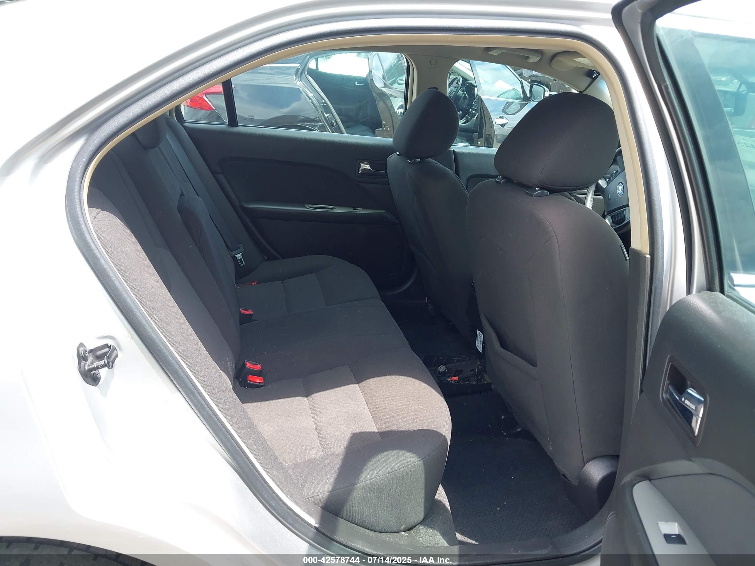 FORD FUSION image 8