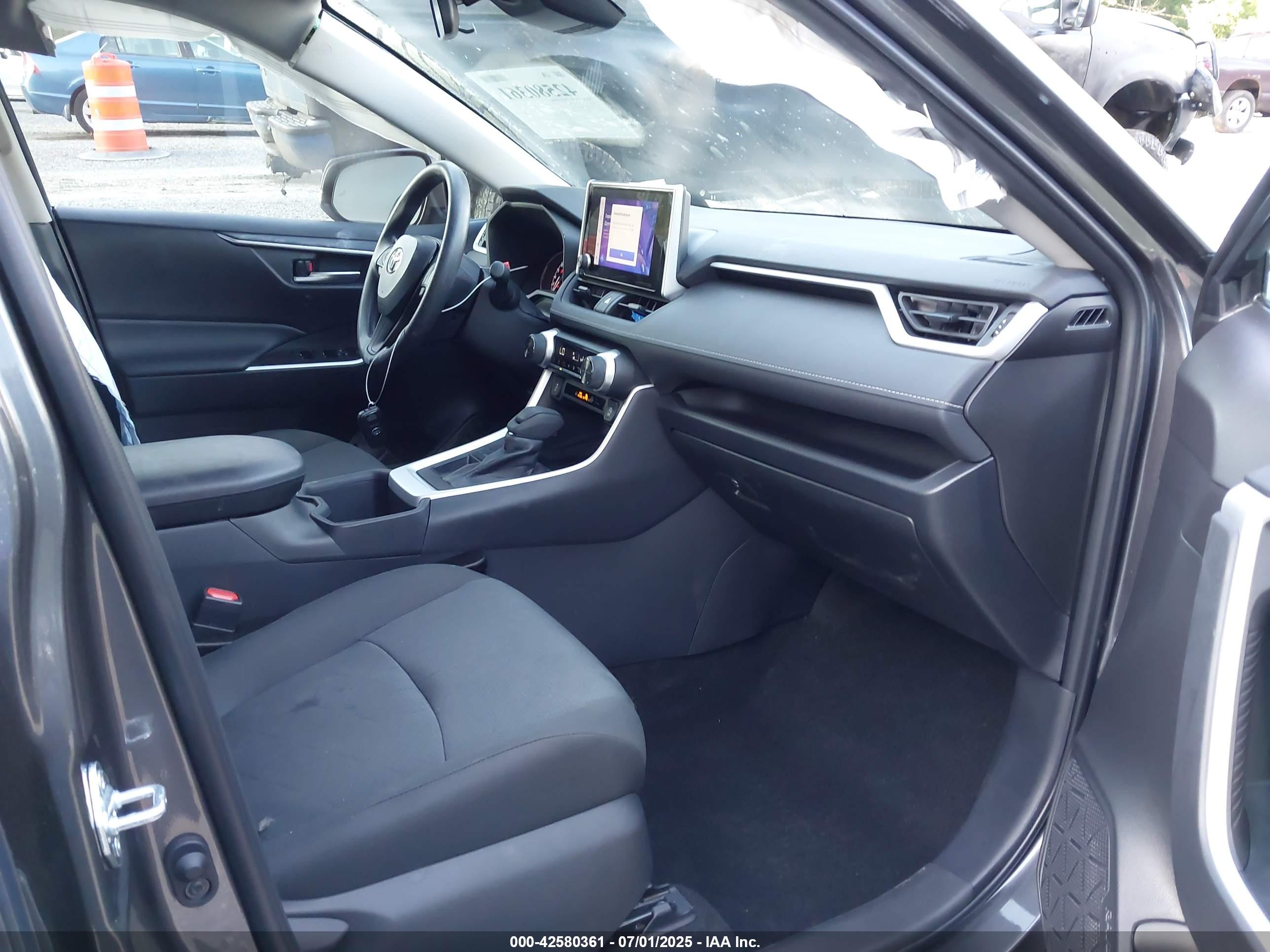TOYOTA RAV4 image 5