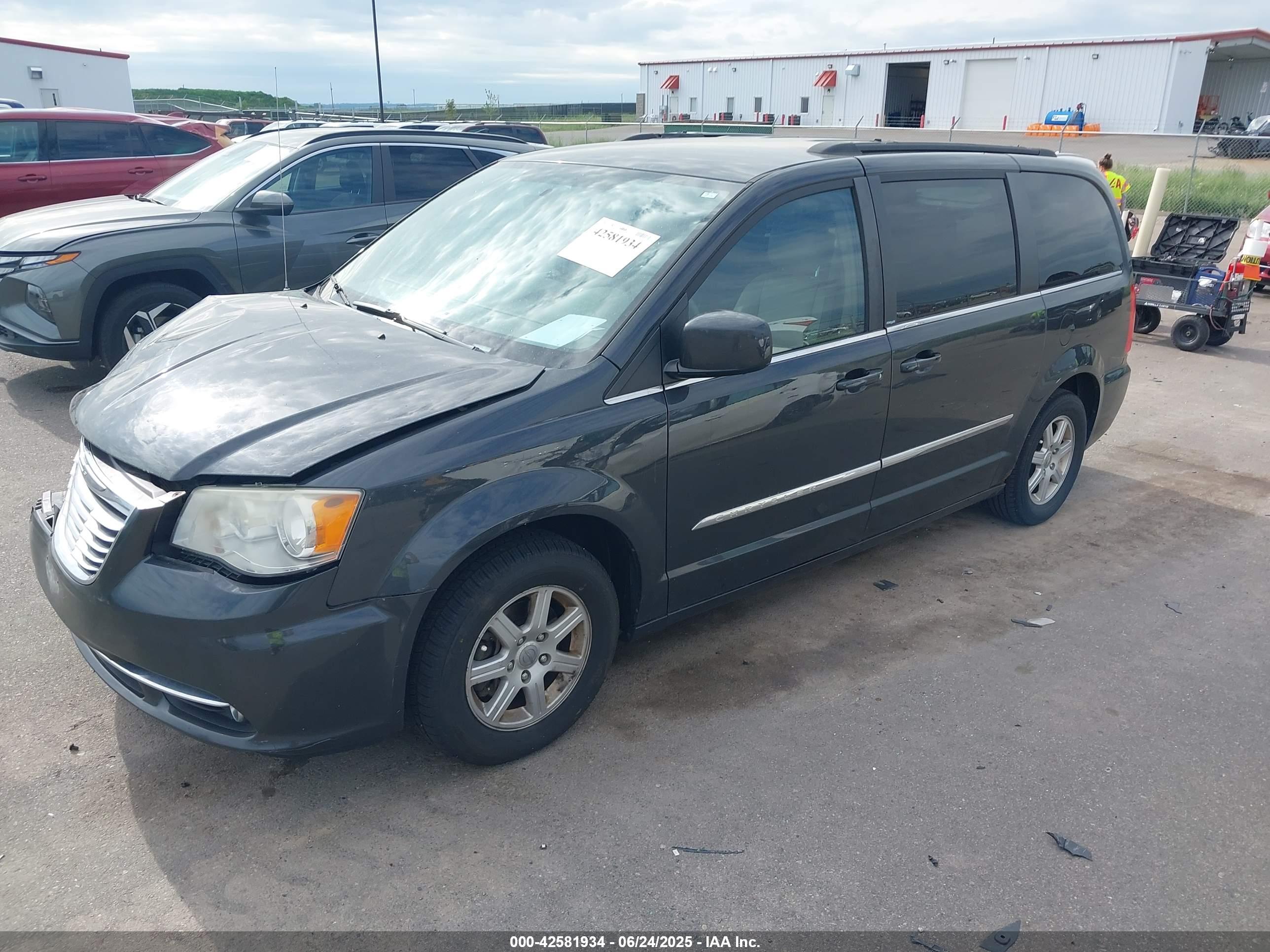 CHRYSLER TOWN image 2