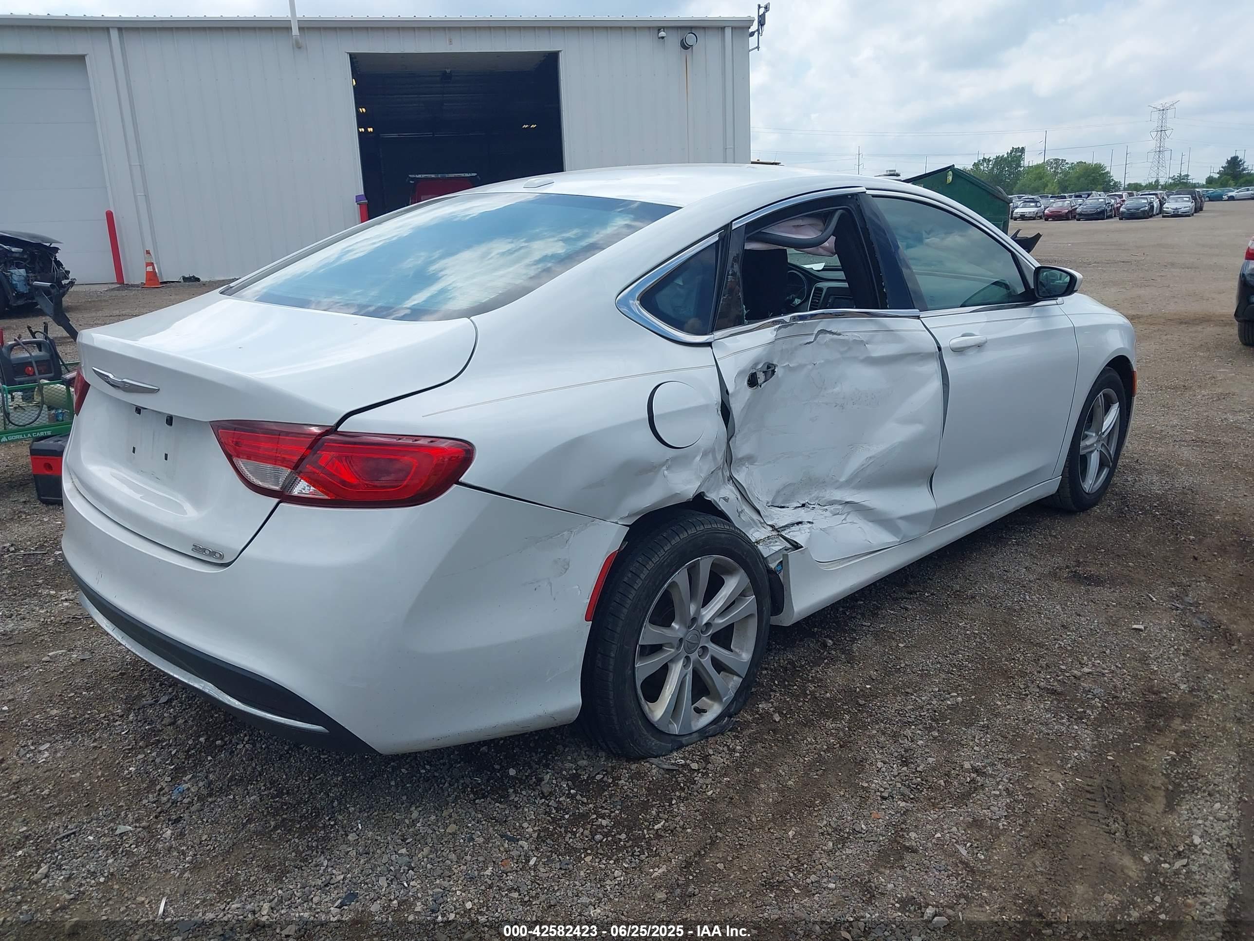 CHRYSLER 200 image 4