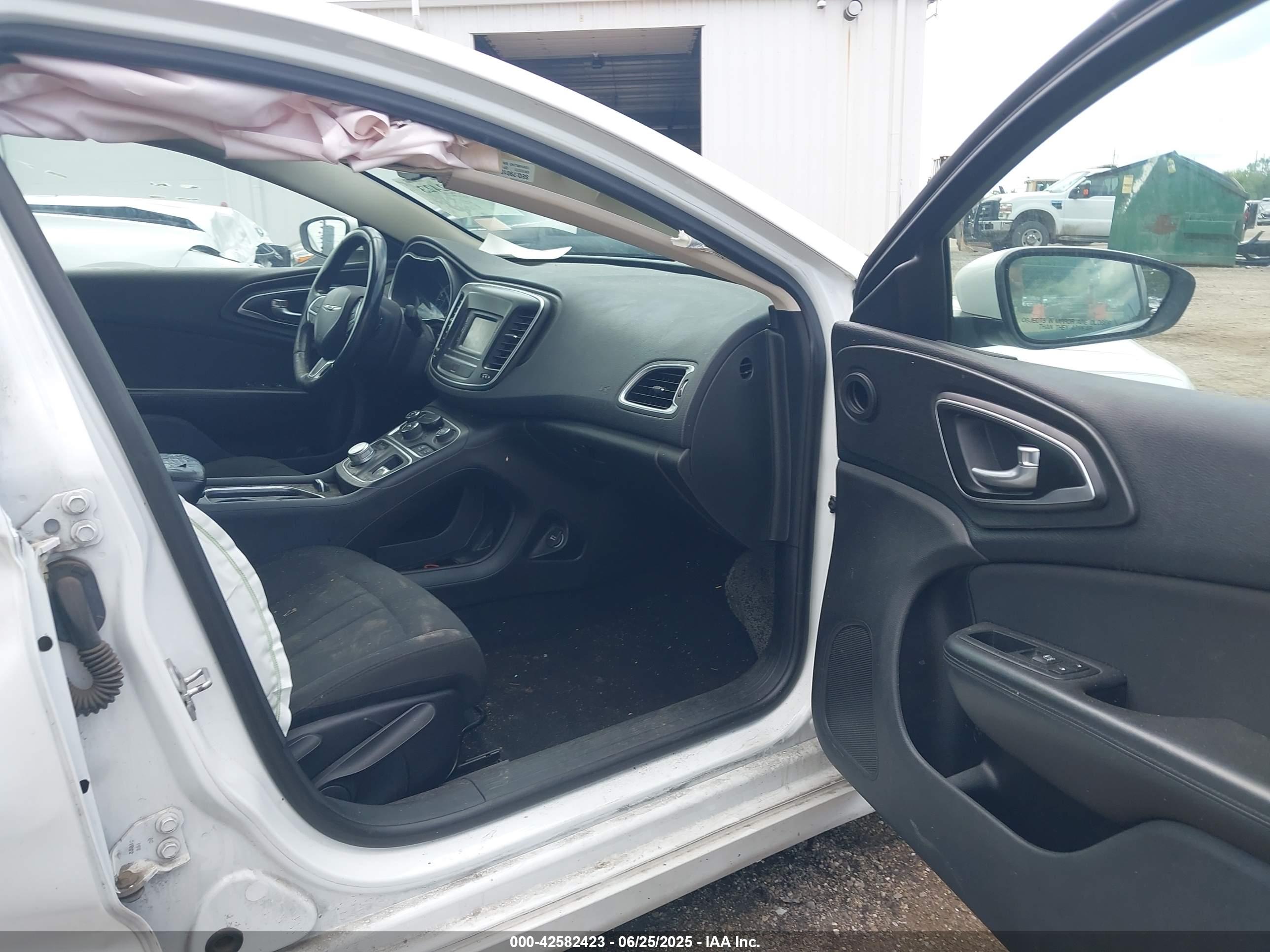 CHRYSLER 200 image 5