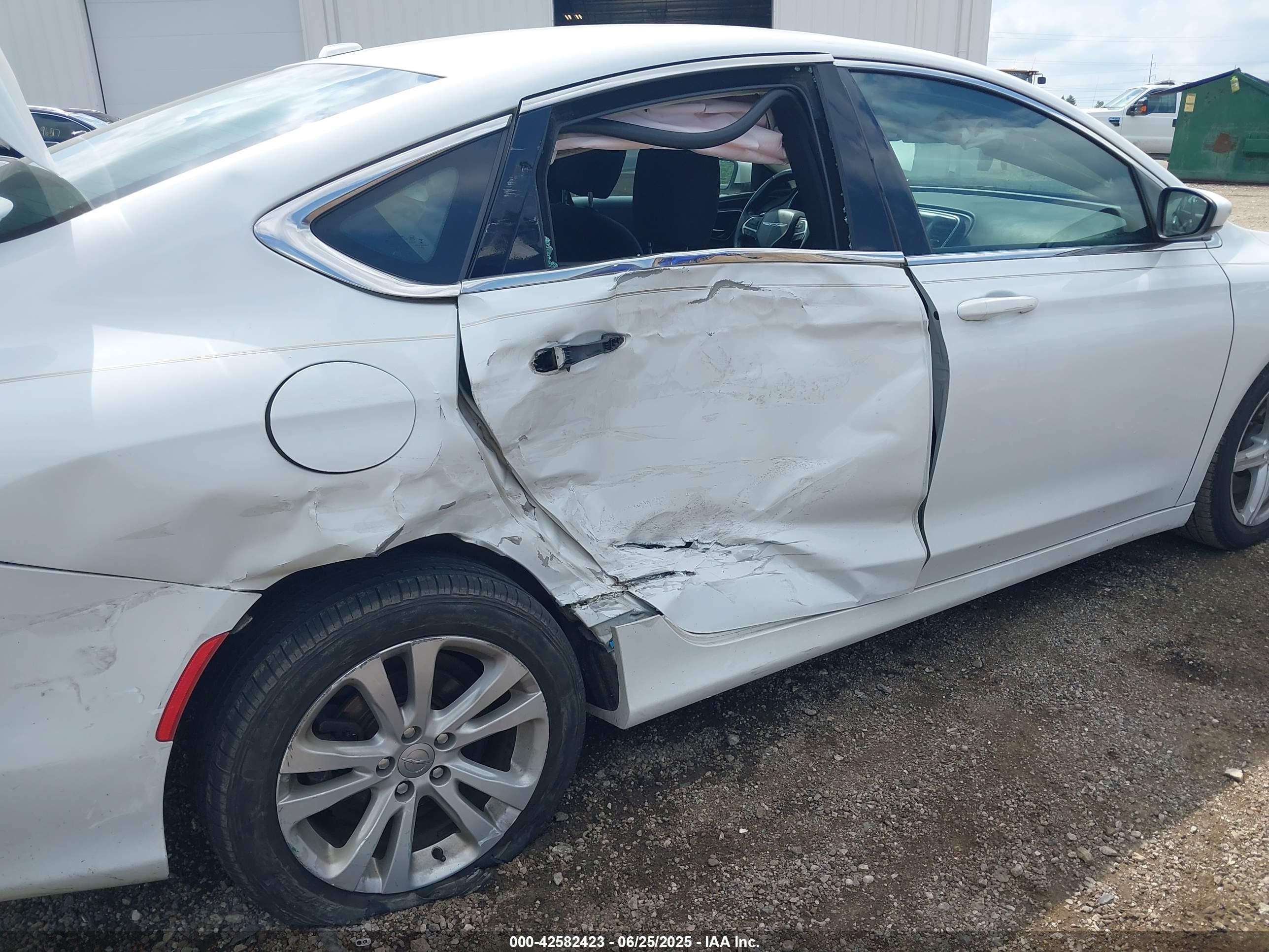 CHRYSLER 200 image 6