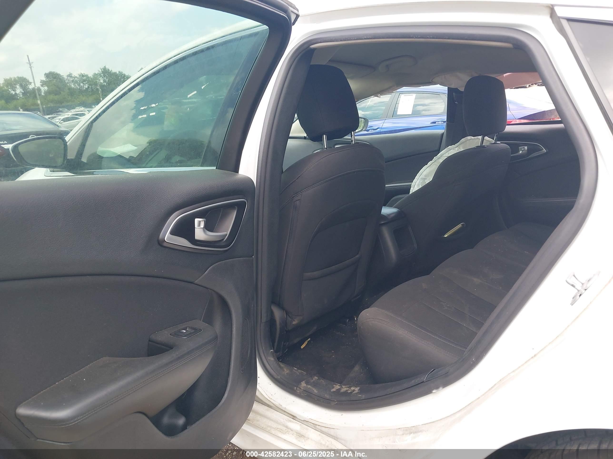 CHRYSLER 200 image 8
