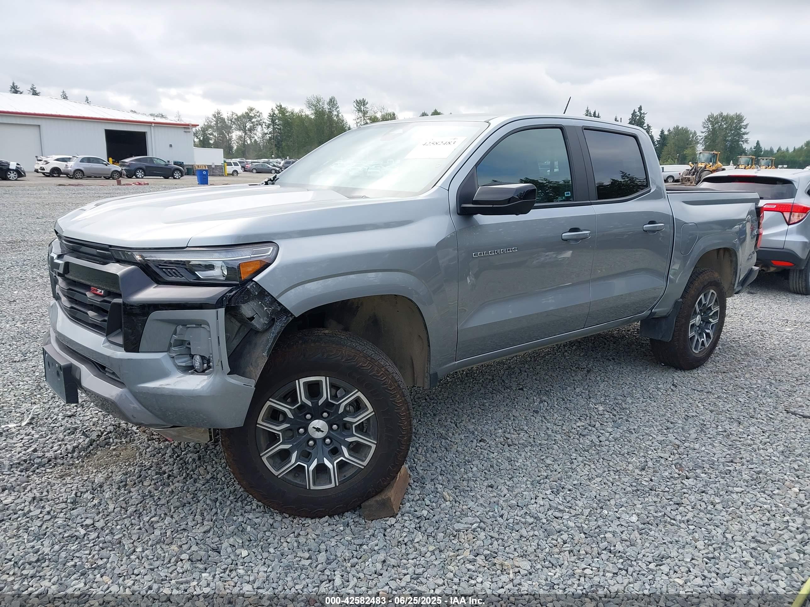 CHEVROLET COLORADO image 2