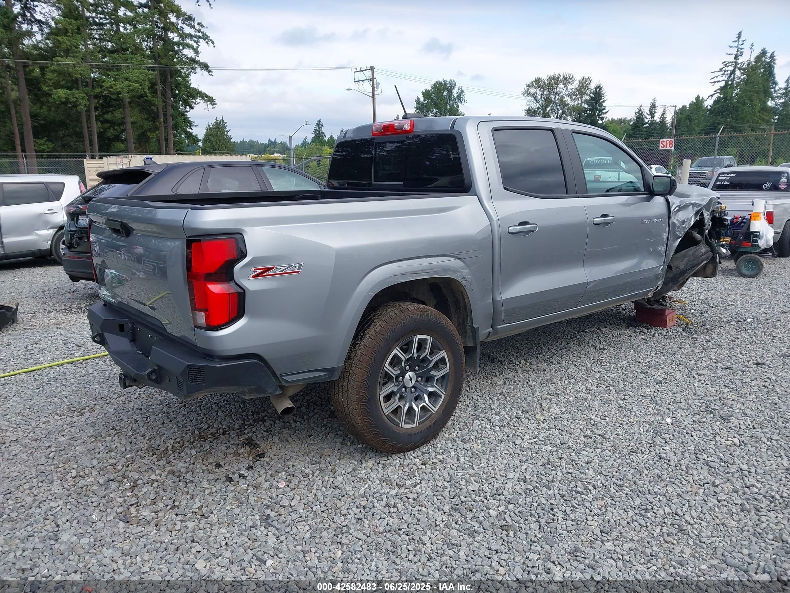 CHEVROLET COLORADO image 4