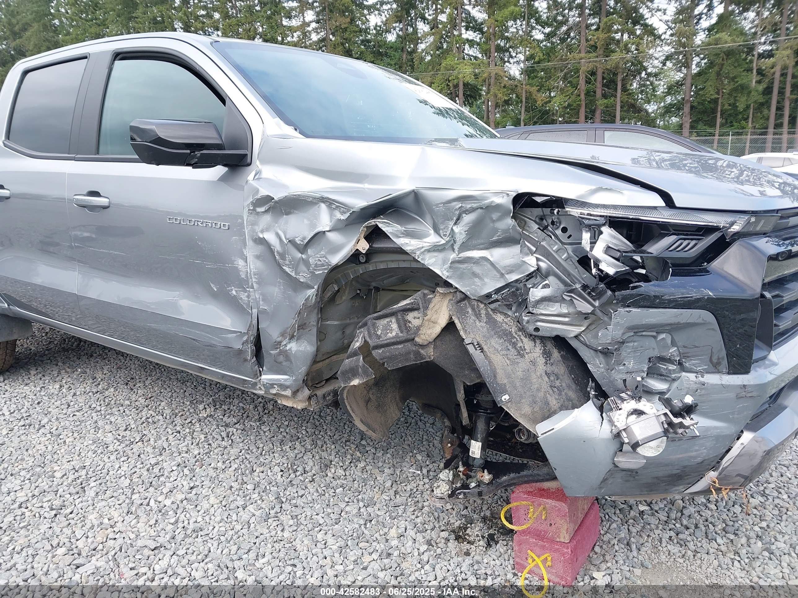 CHEVROLET COLORADO image 6