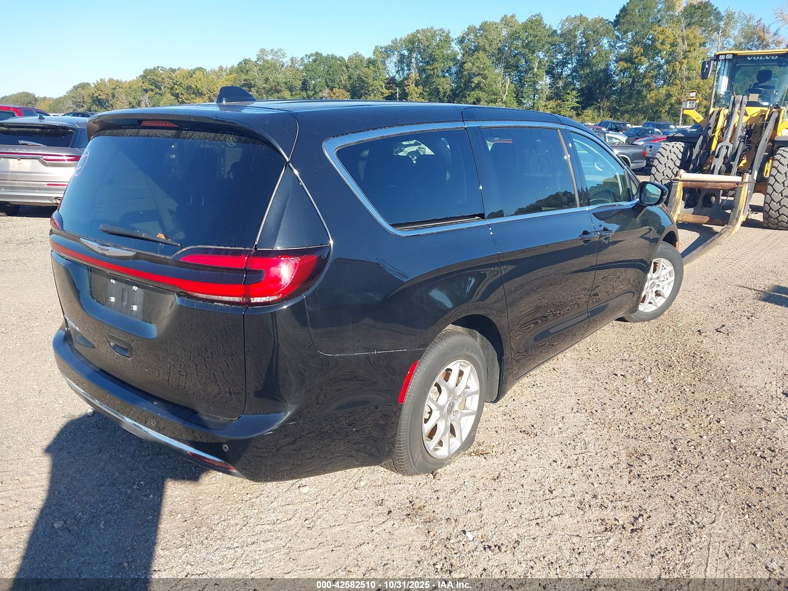 CHRYSLER PACIFICA image 4