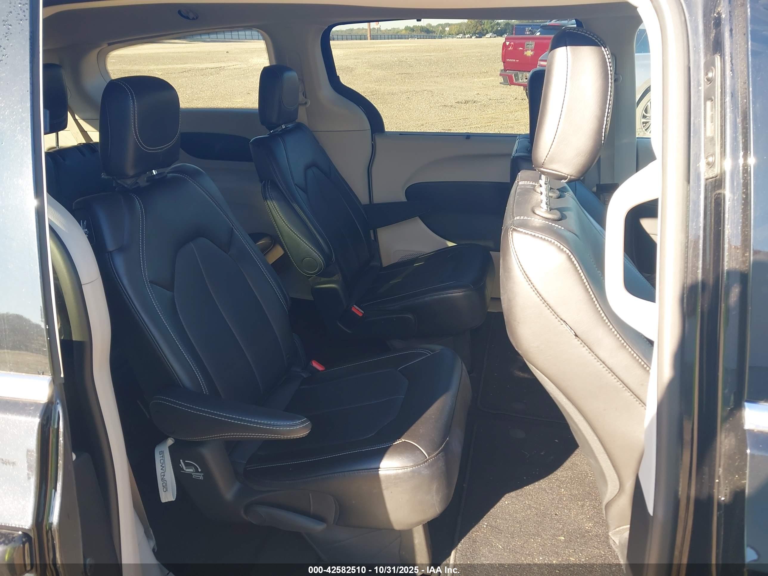 CHRYSLER PACIFICA image 8