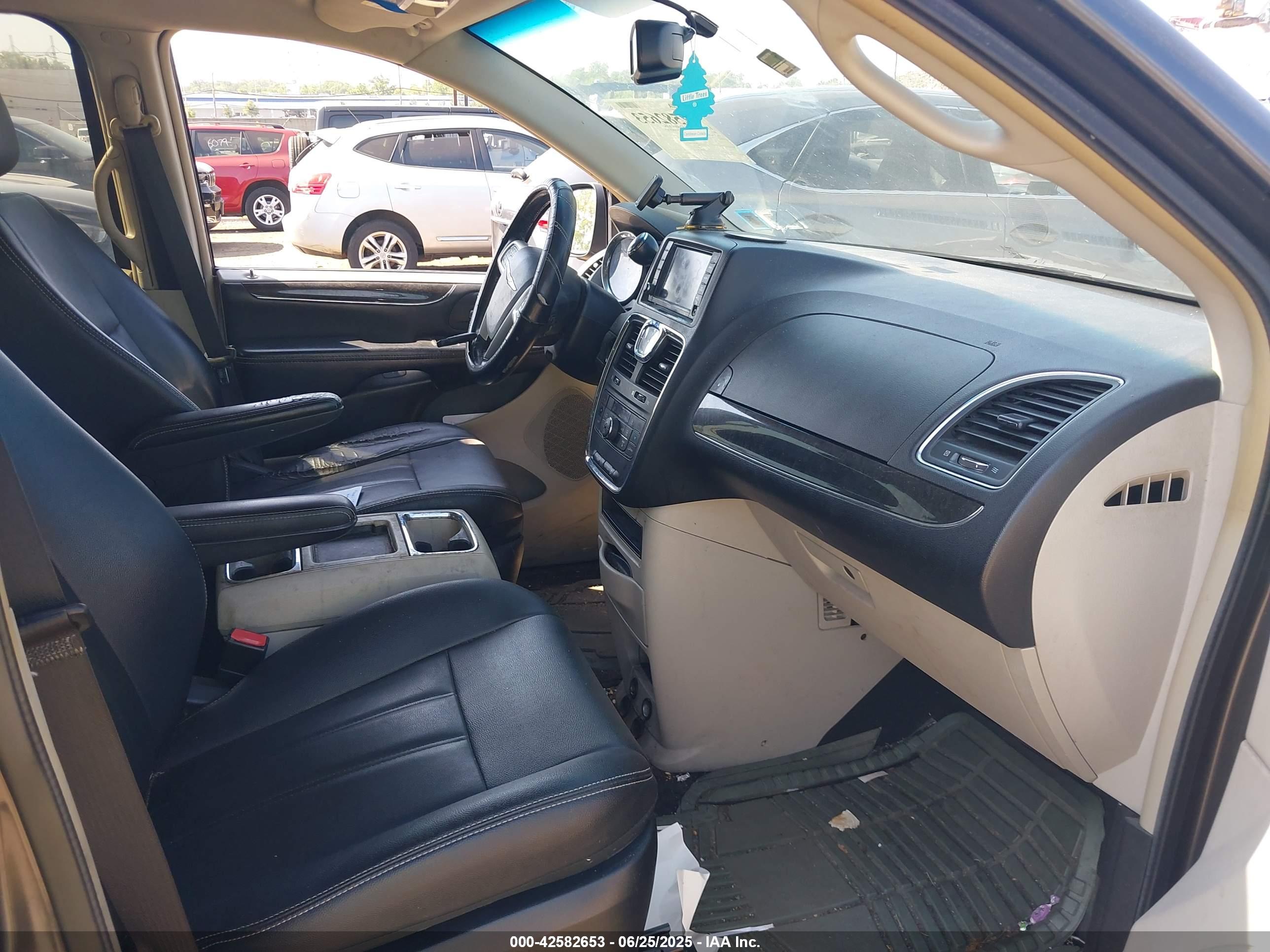 CHRYSLER TOWN image 5