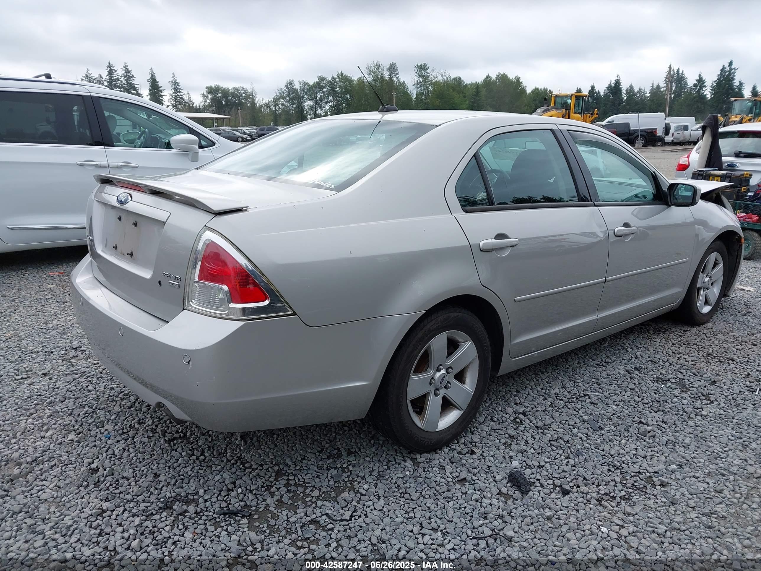 FORD FUSION image 4