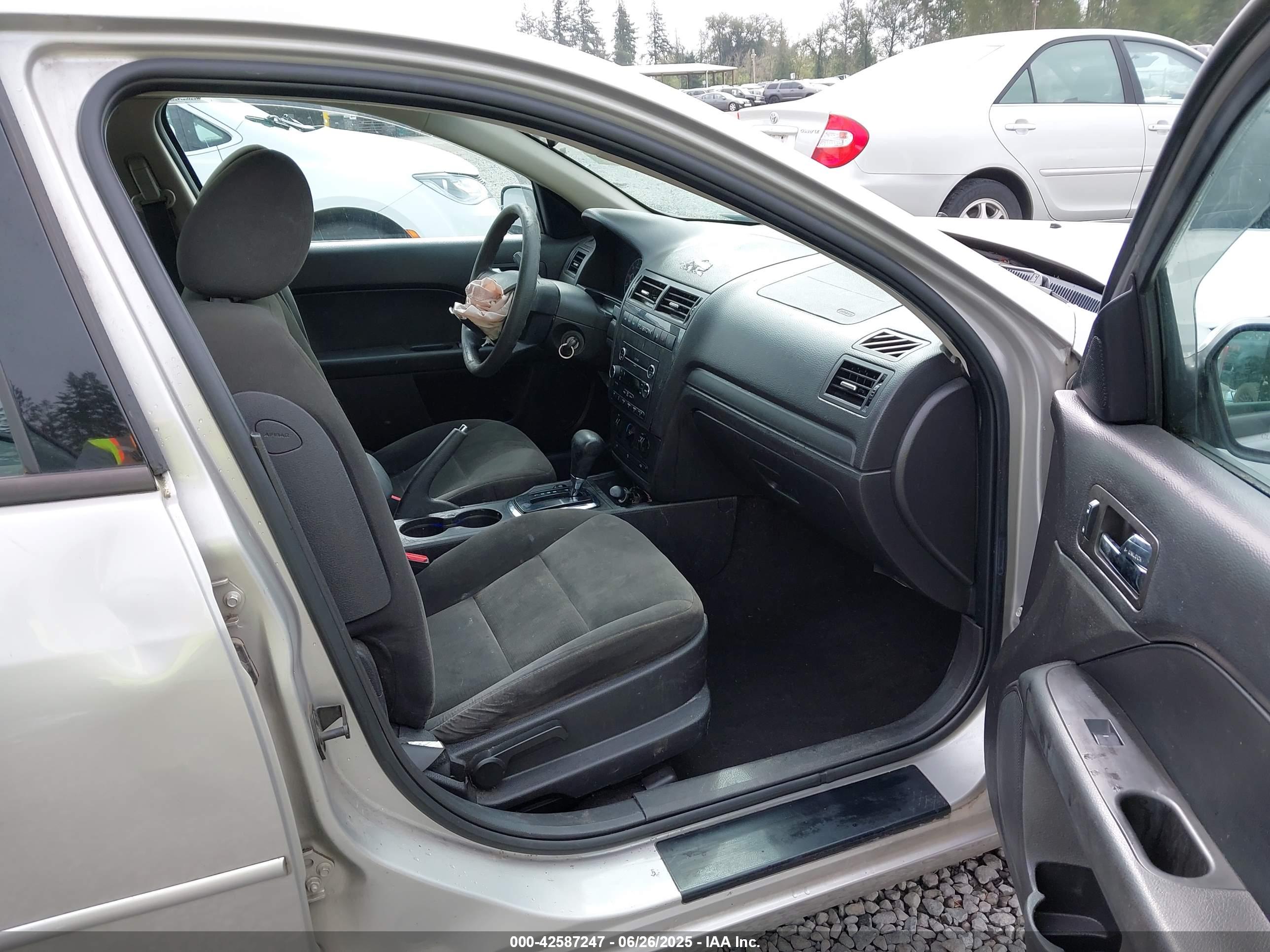 FORD FUSION image 5