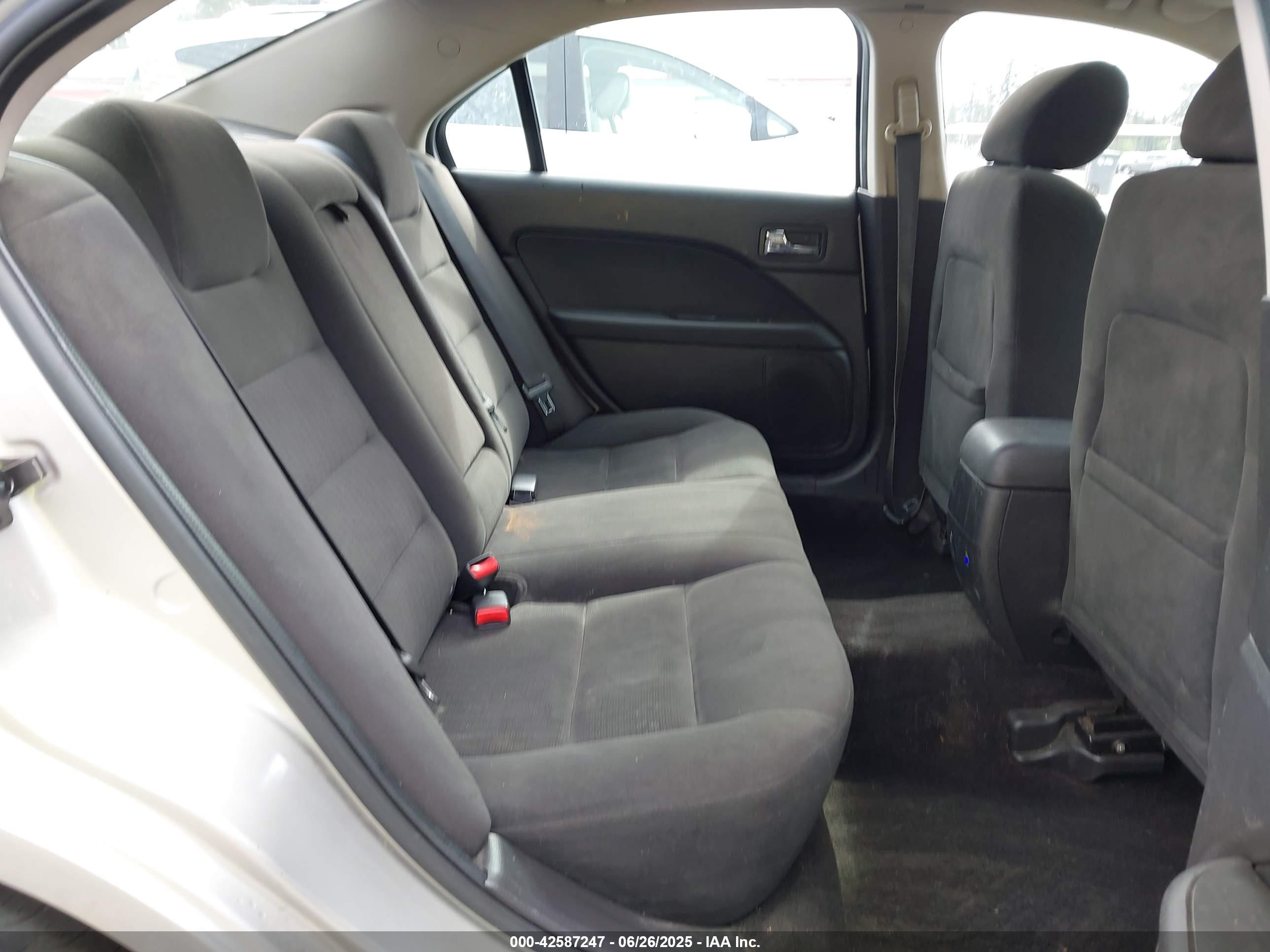 FORD FUSION image 8