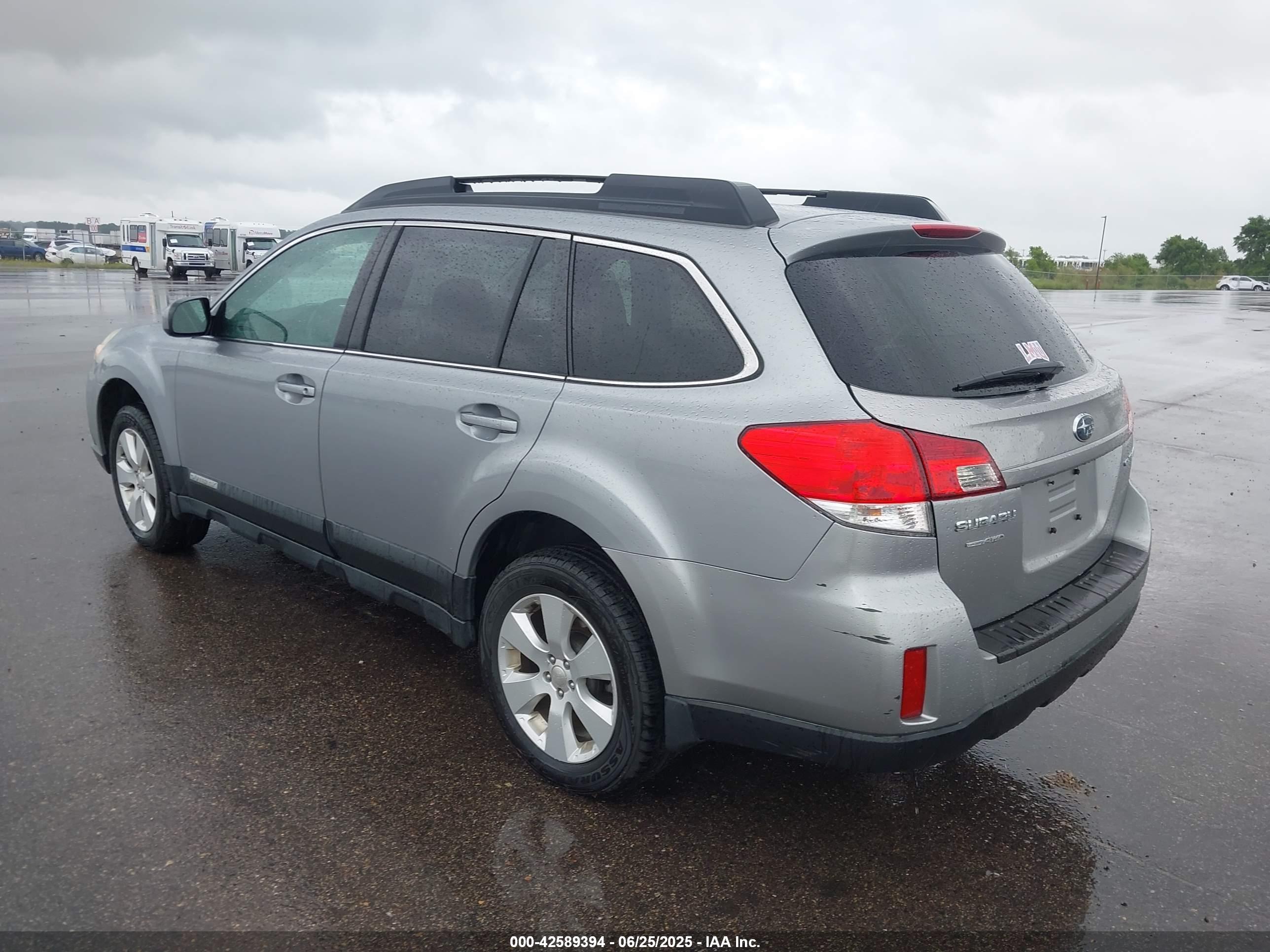 SUBARU OUTBACK image 3