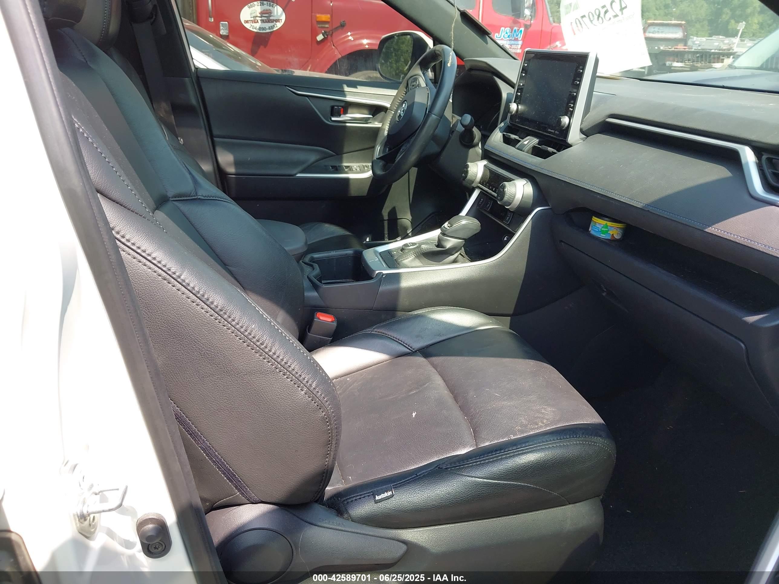 TOYOTA RAV4 image 5