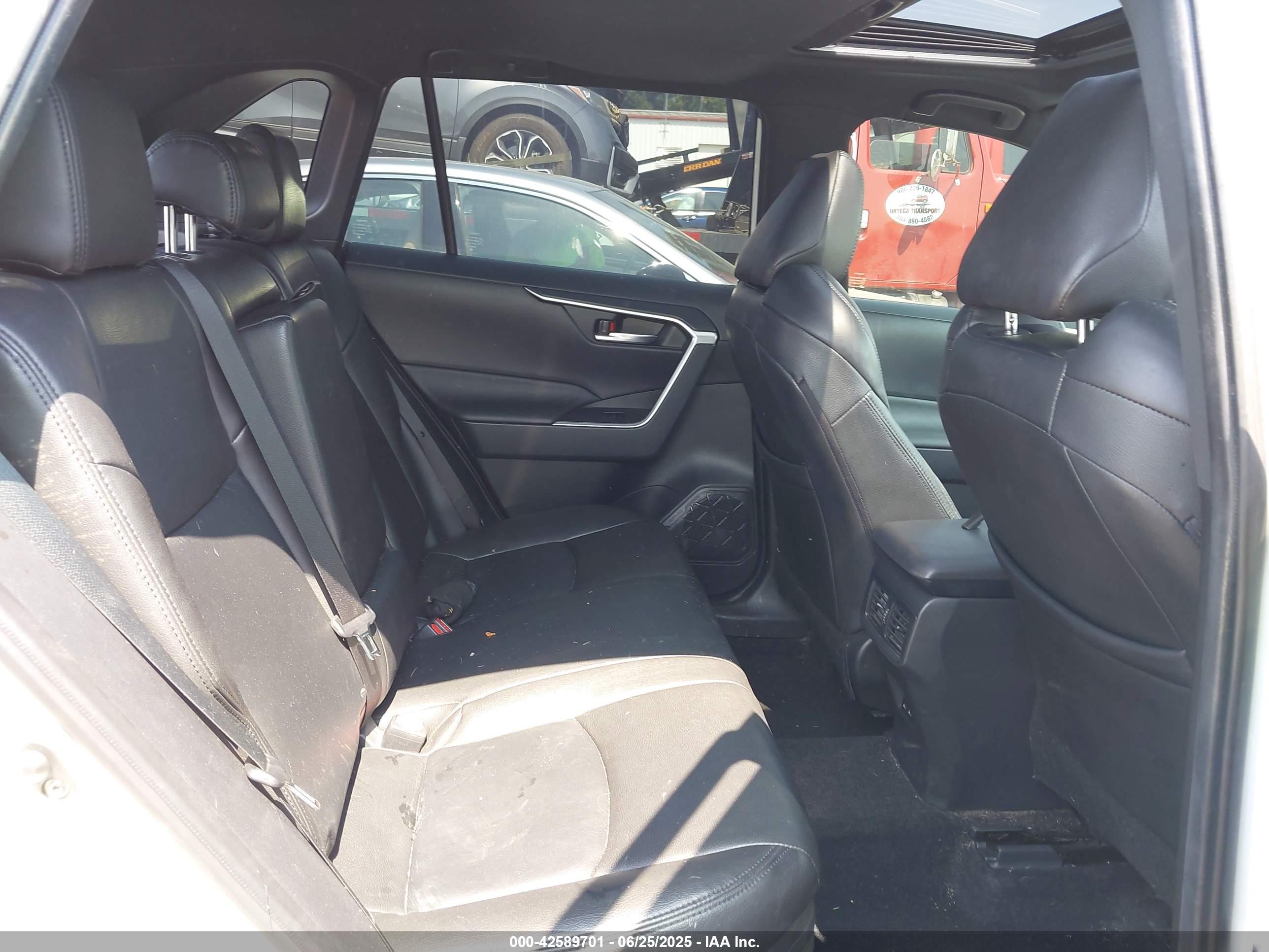 TOYOTA RAV4 image 8