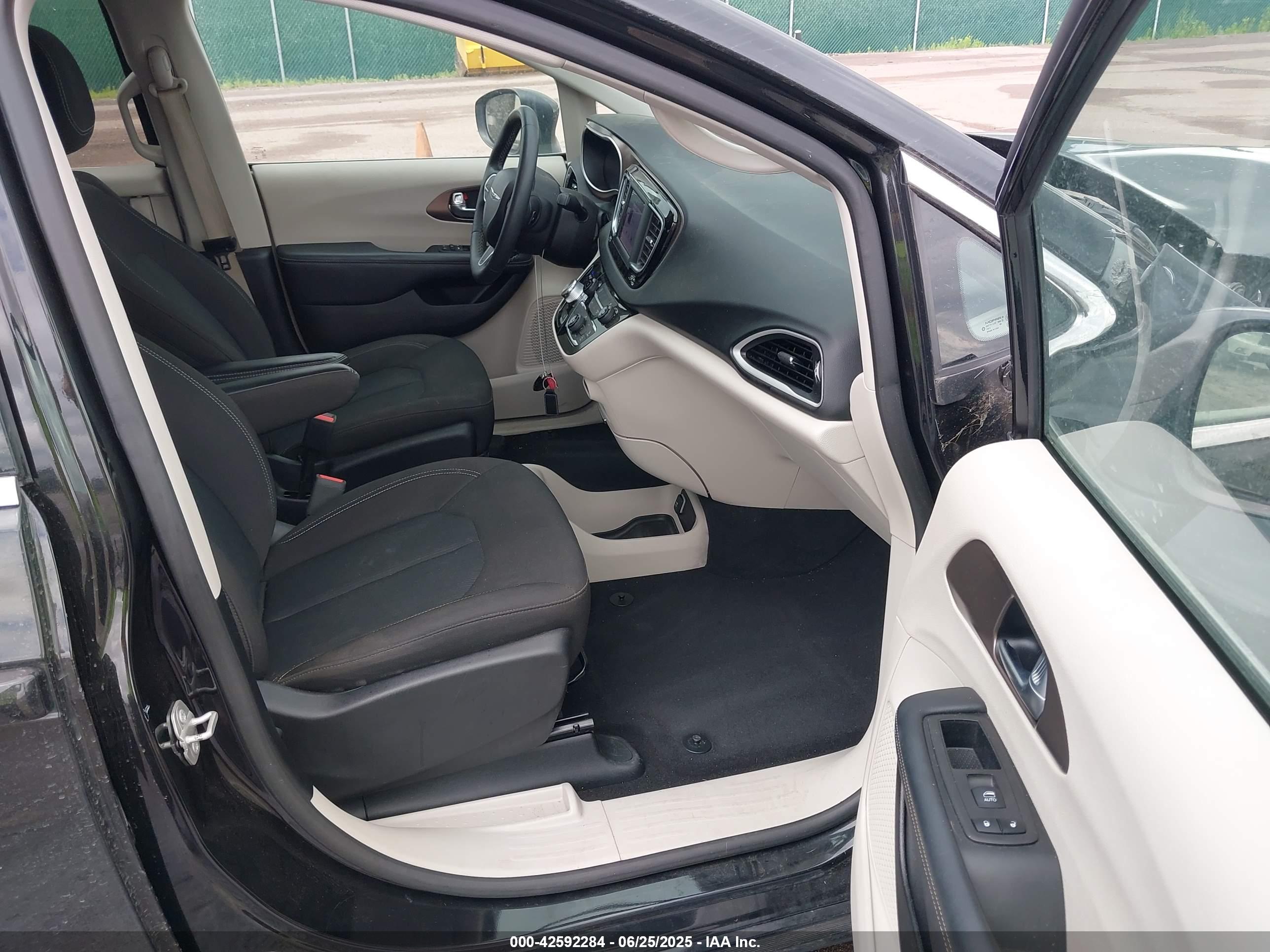 CHRYSLER VOYAGER image 5