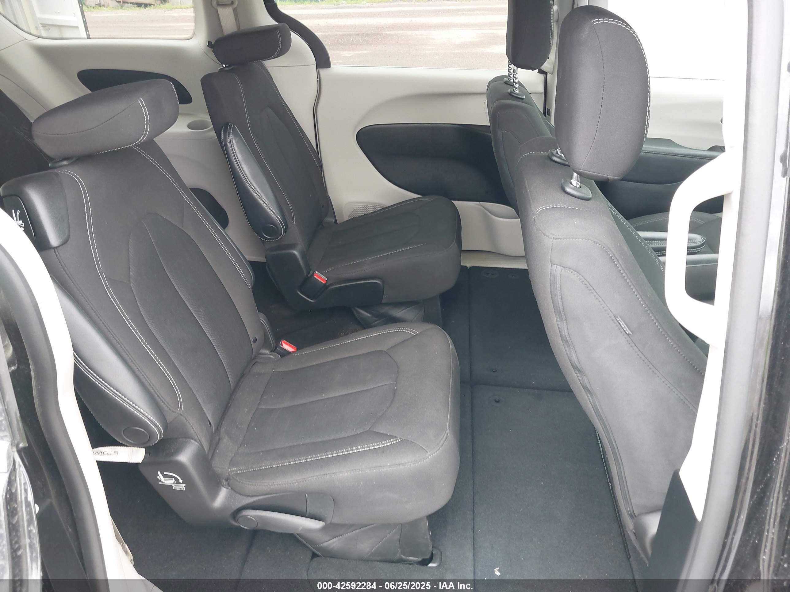 CHRYSLER VOYAGER image 8