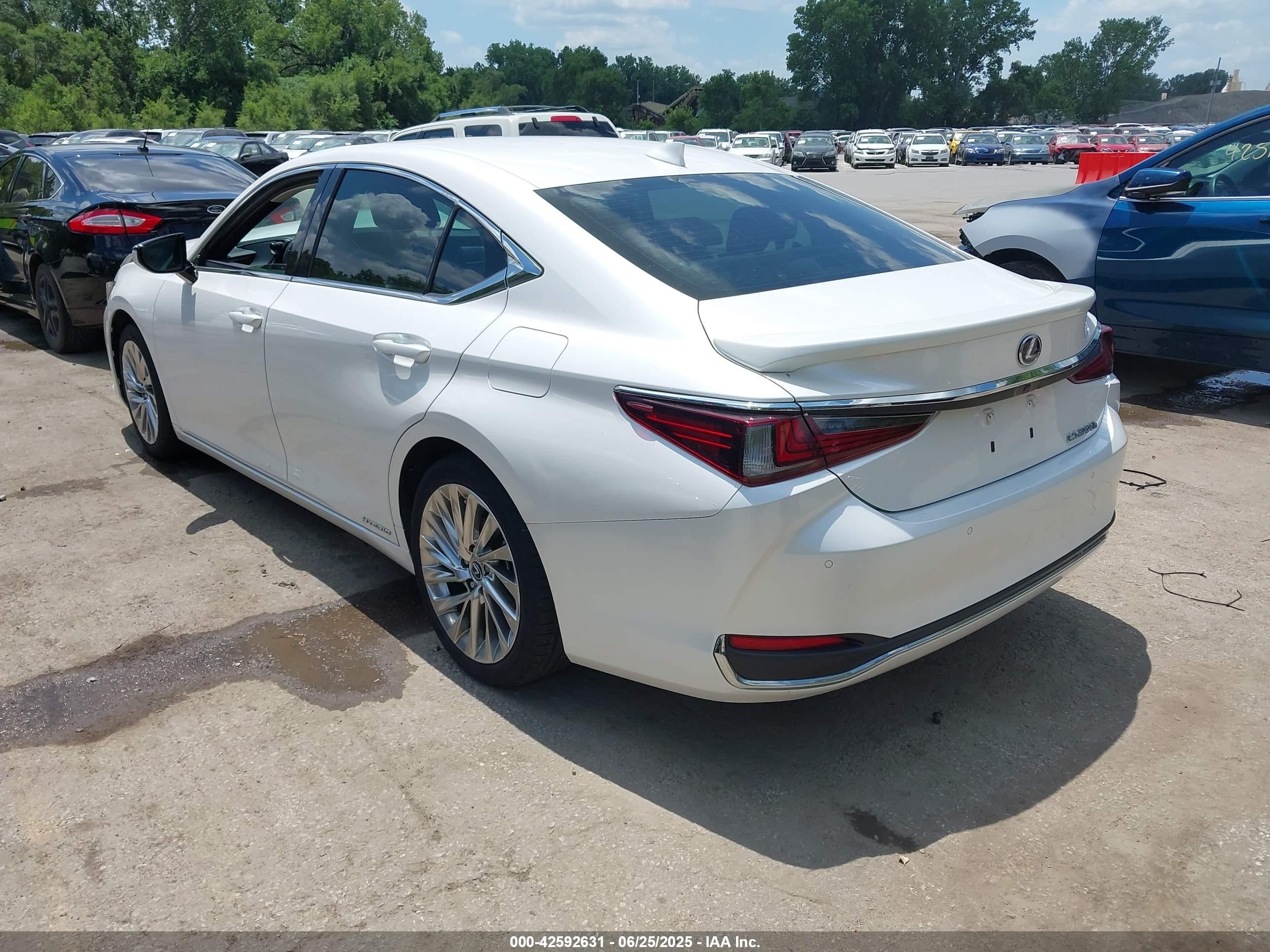 LEXUS ES image 3
