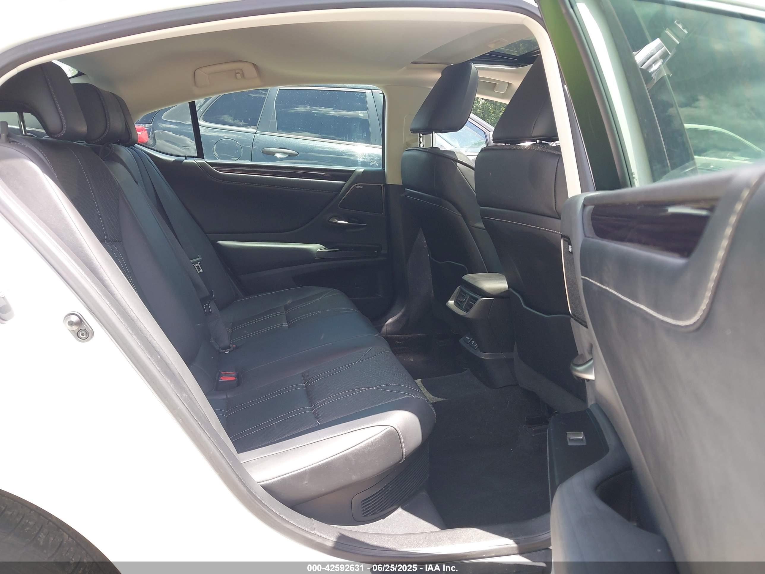 LEXUS ES image 8