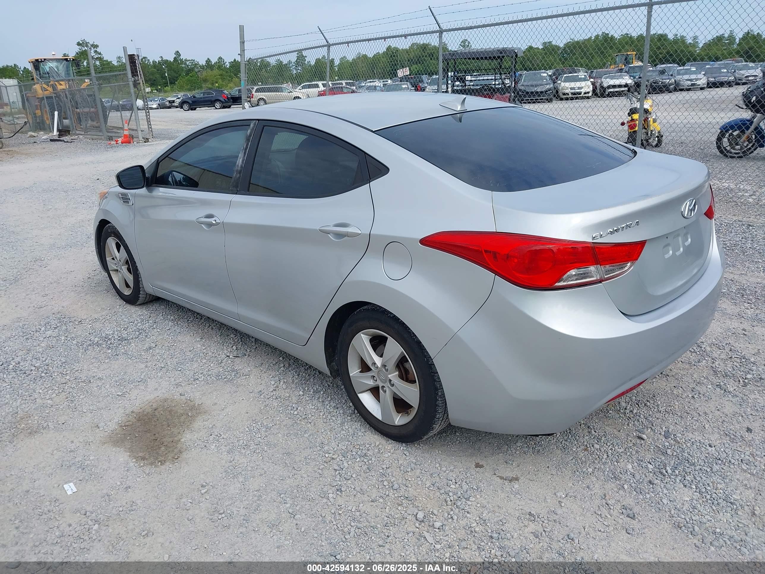 HYUNDAI ELANTRA image 3