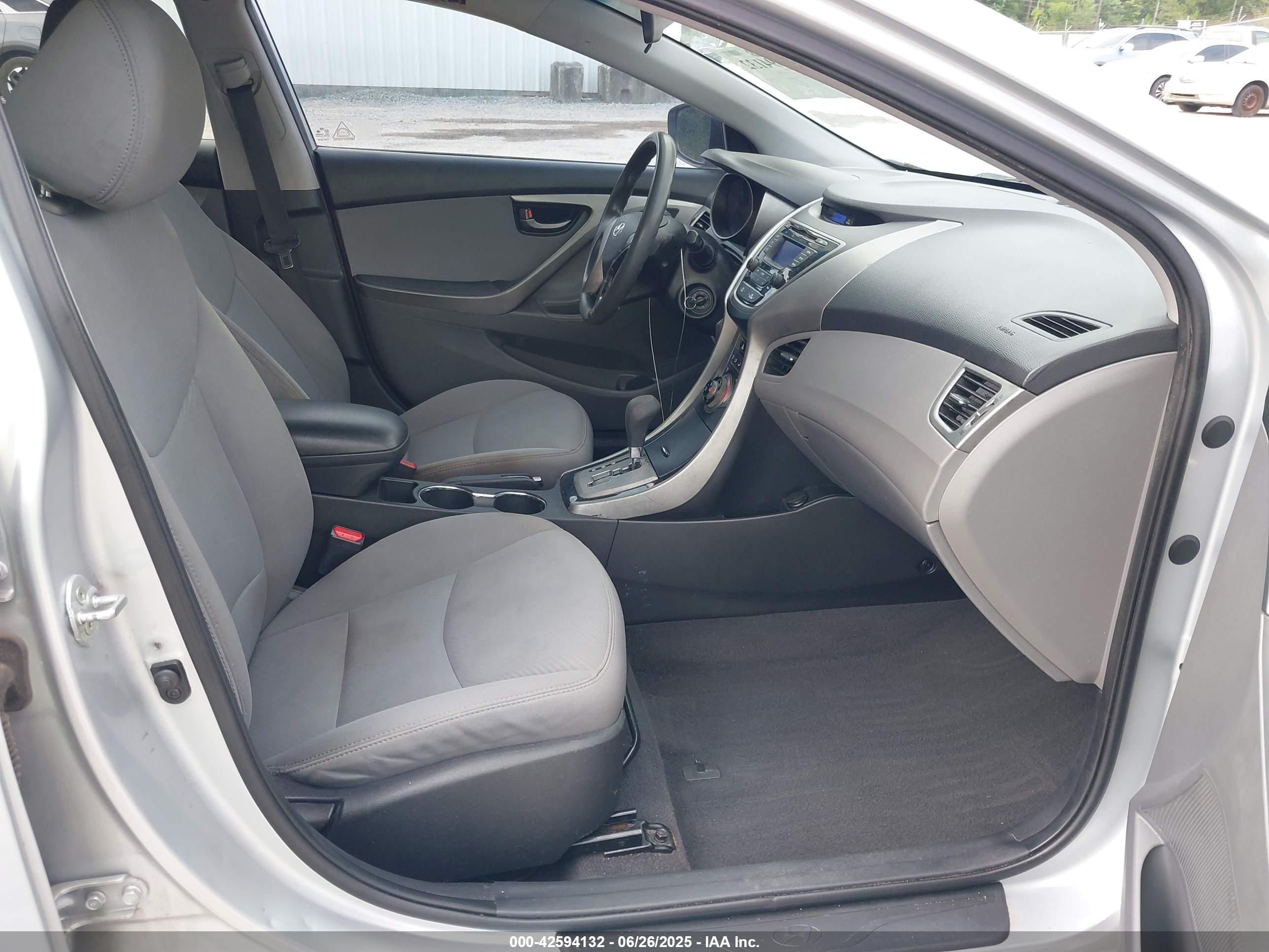 HYUNDAI ELANTRA image 5