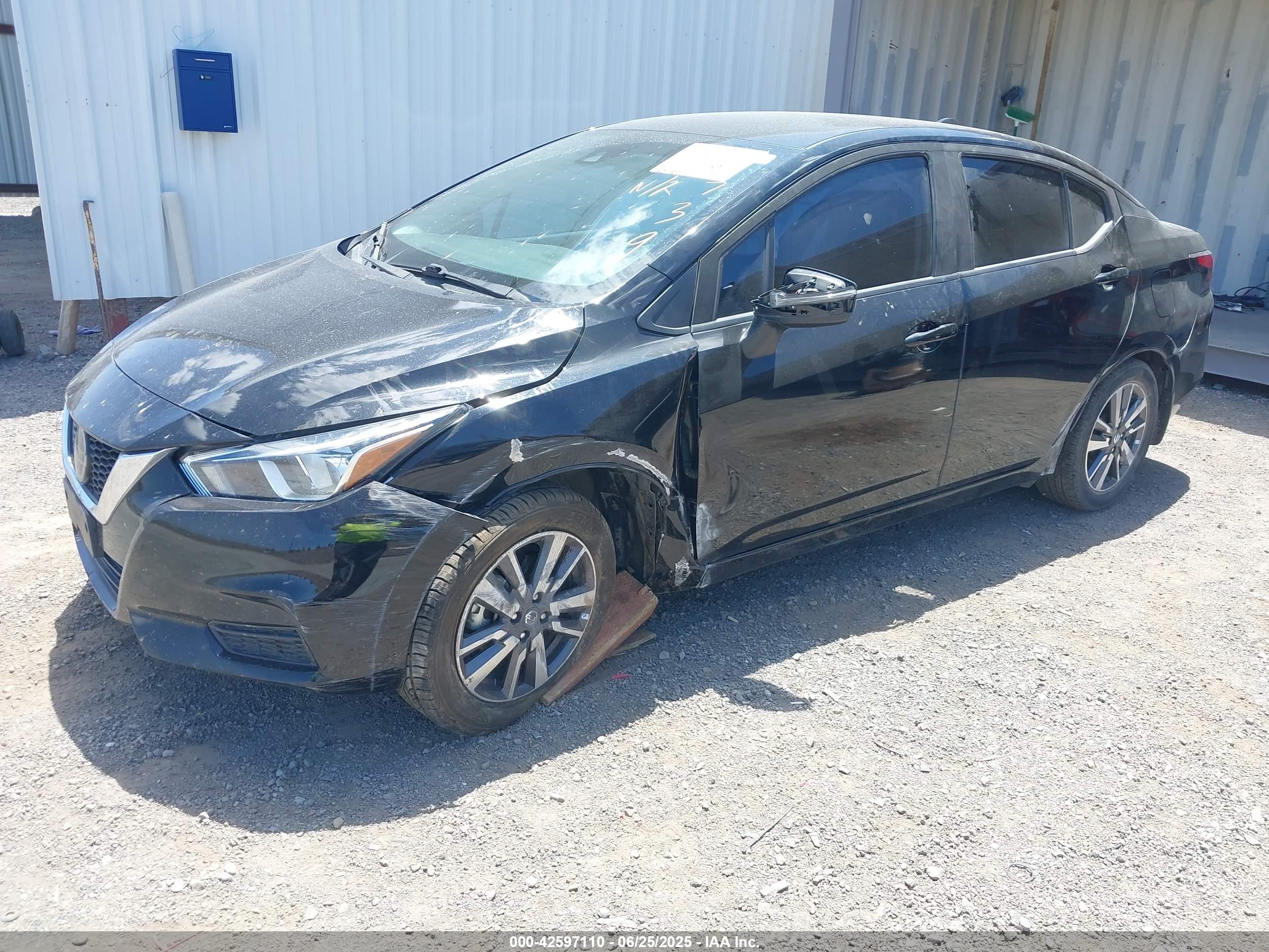 NISSAN VERSA image 2