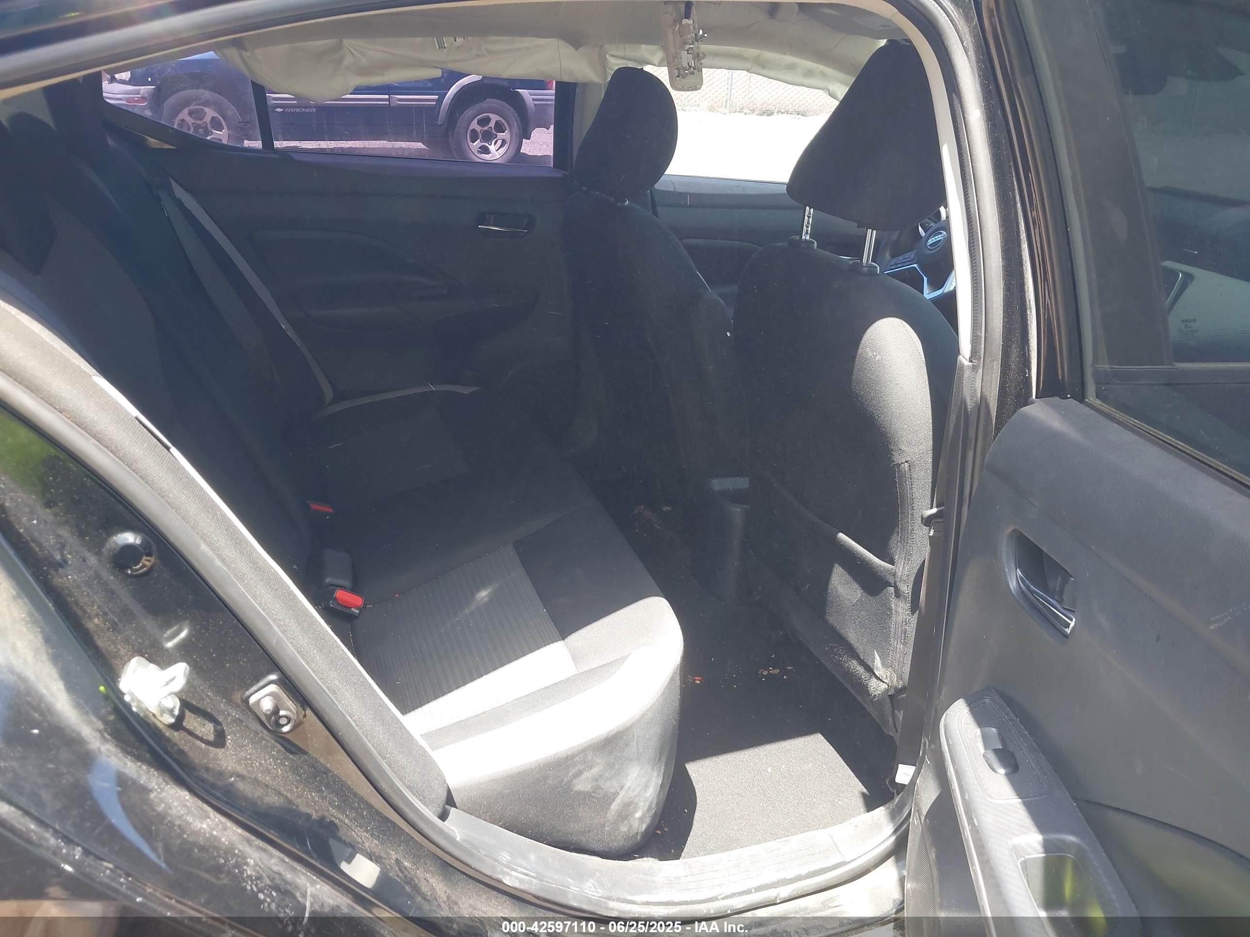NISSAN VERSA image 8
