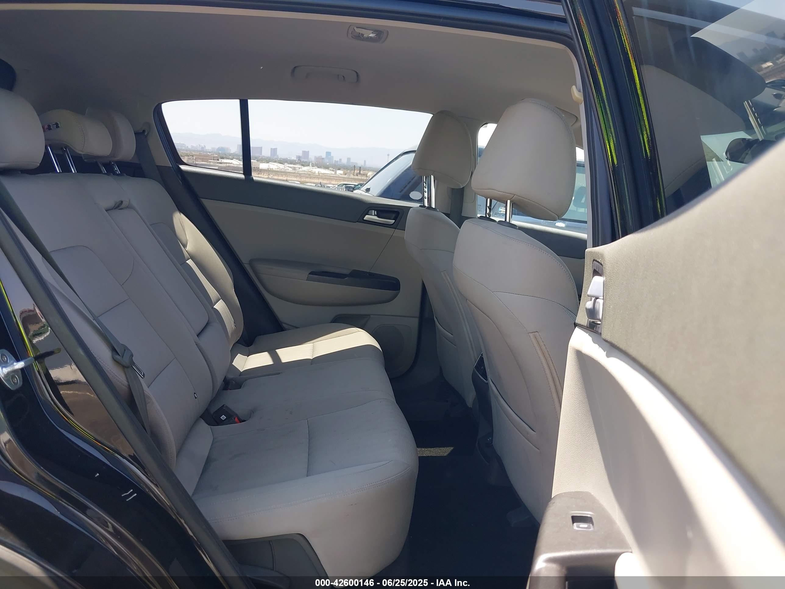 KIA SPORTAGE image 8