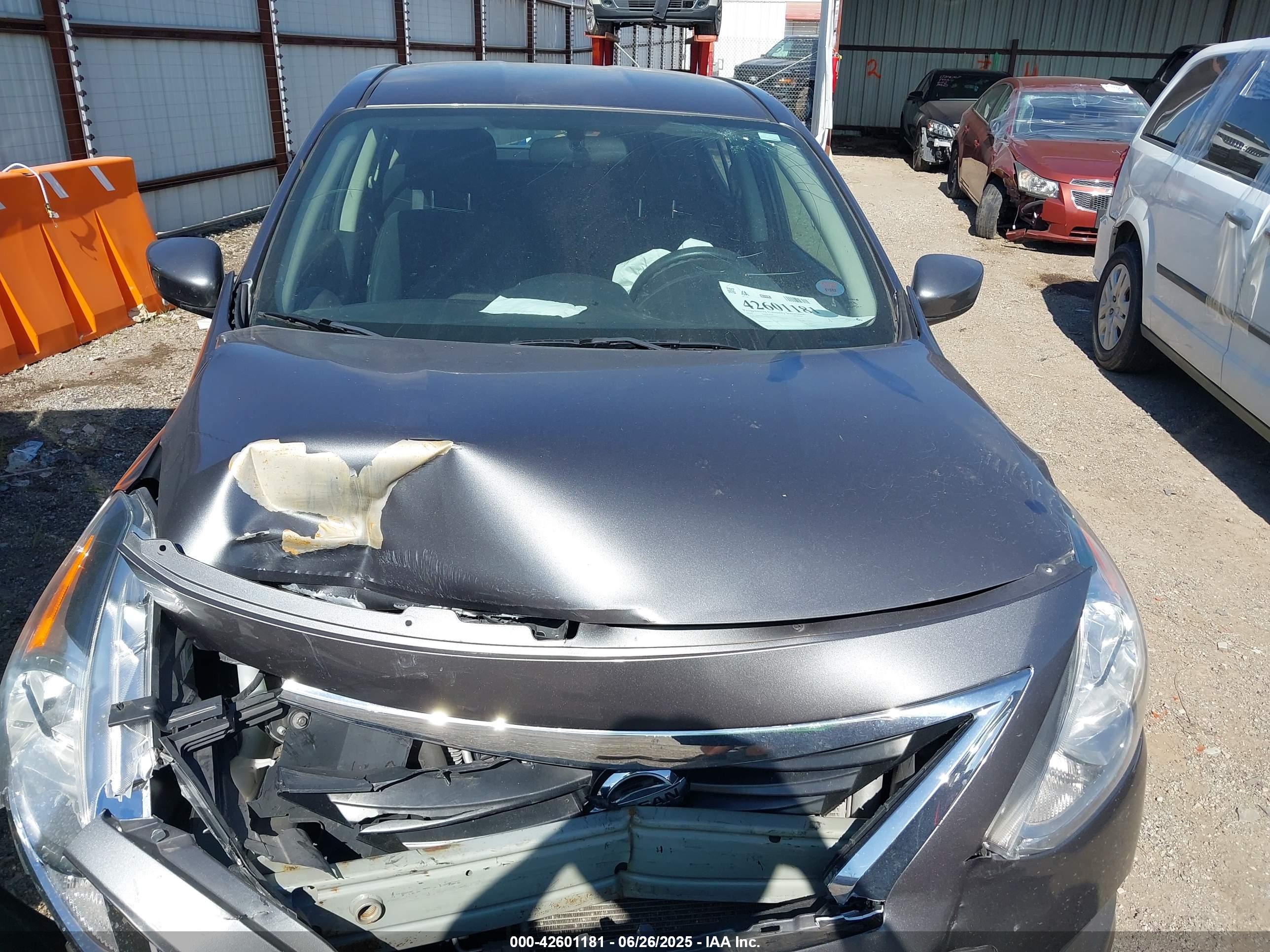 NISSAN VERSA image 10