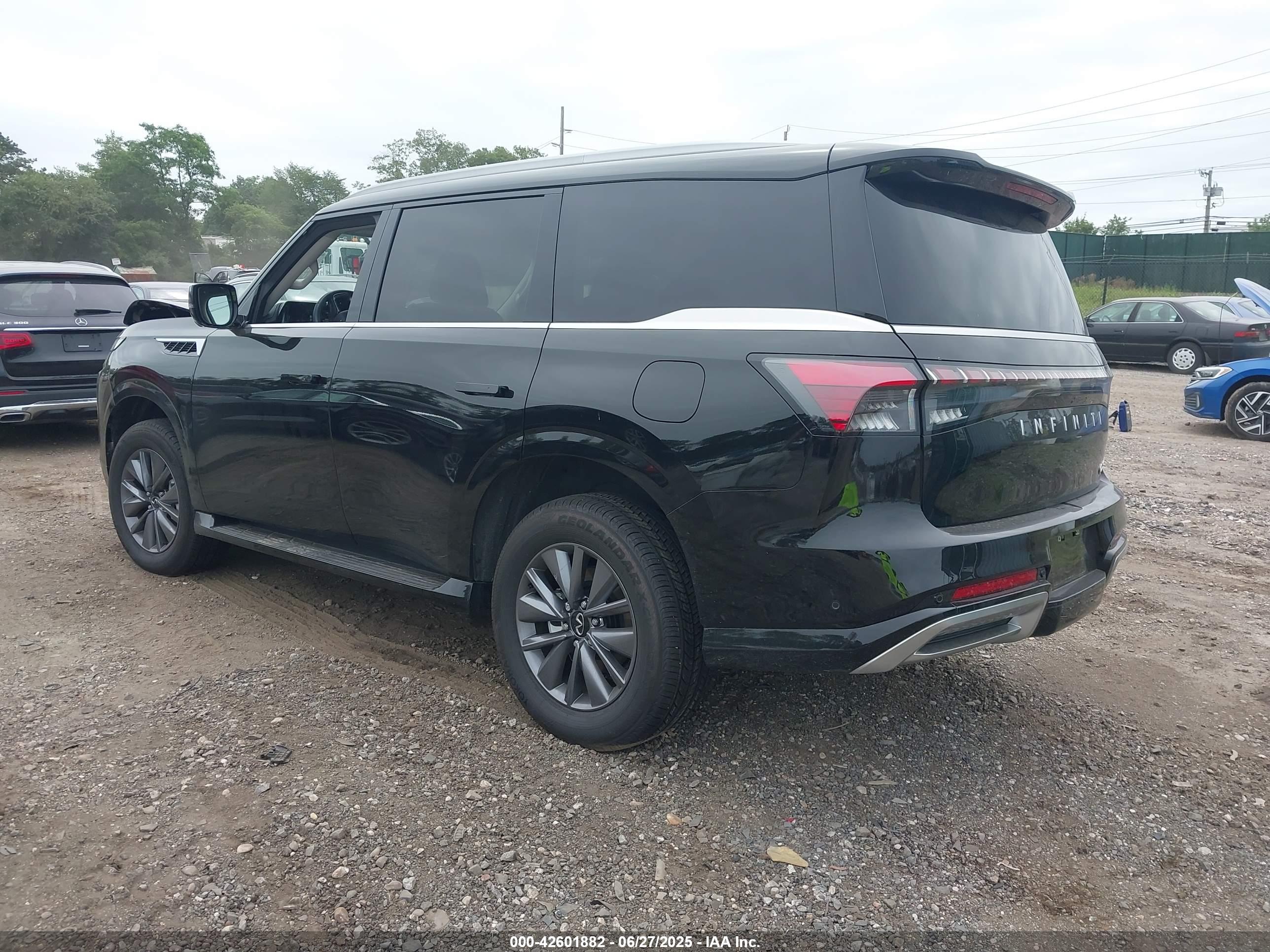 INFINITI QX80 image 3