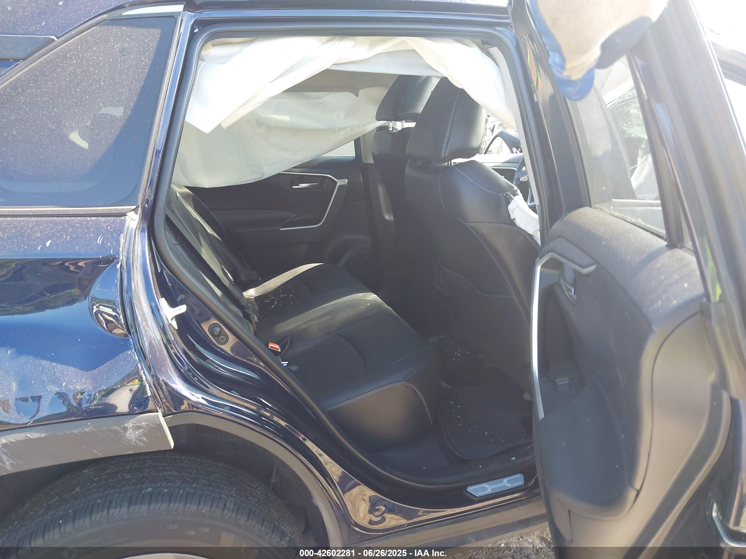 TOYOTA RAV4 image 8