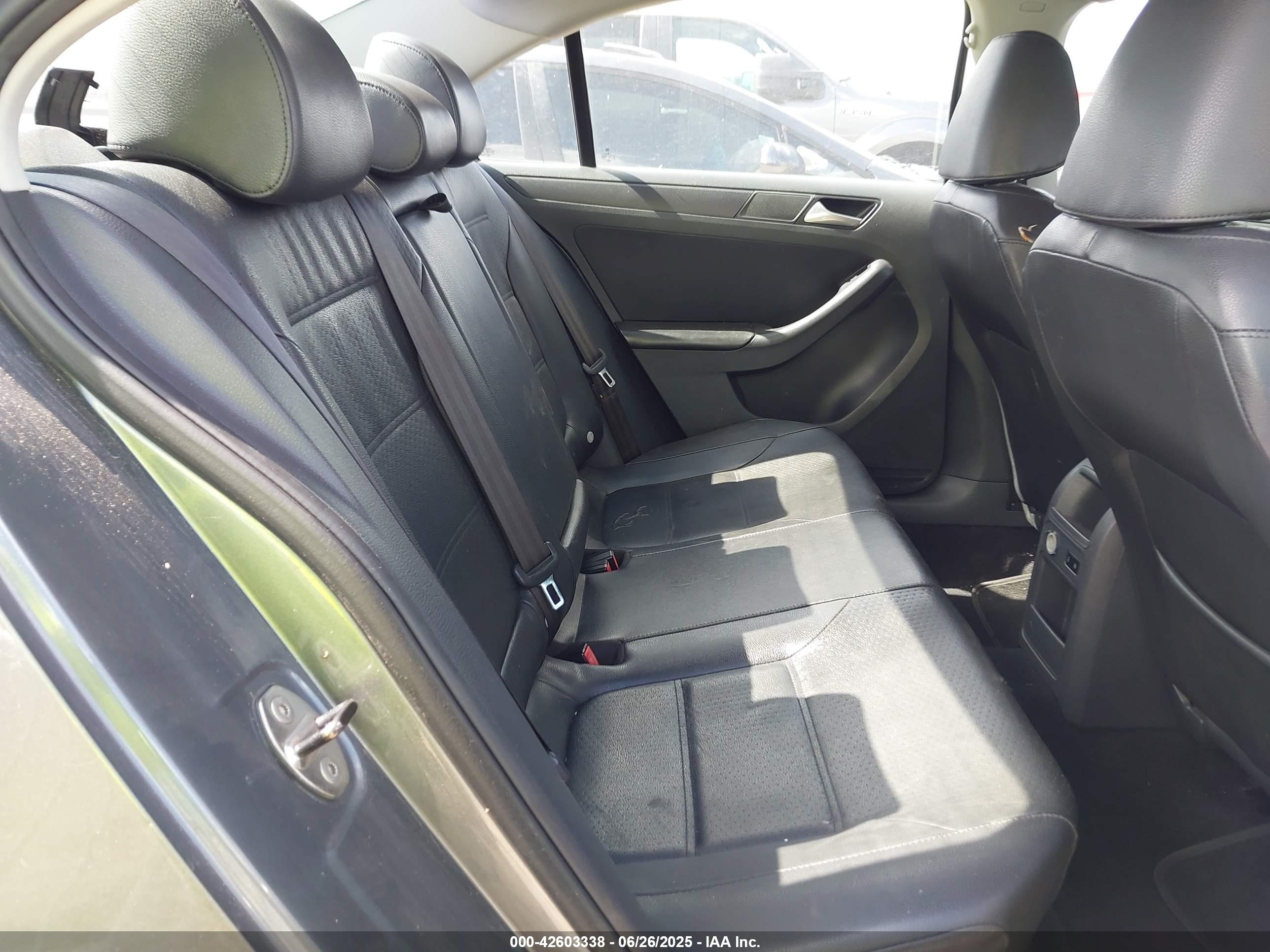 VOLKSWAGEN JETTA image 8