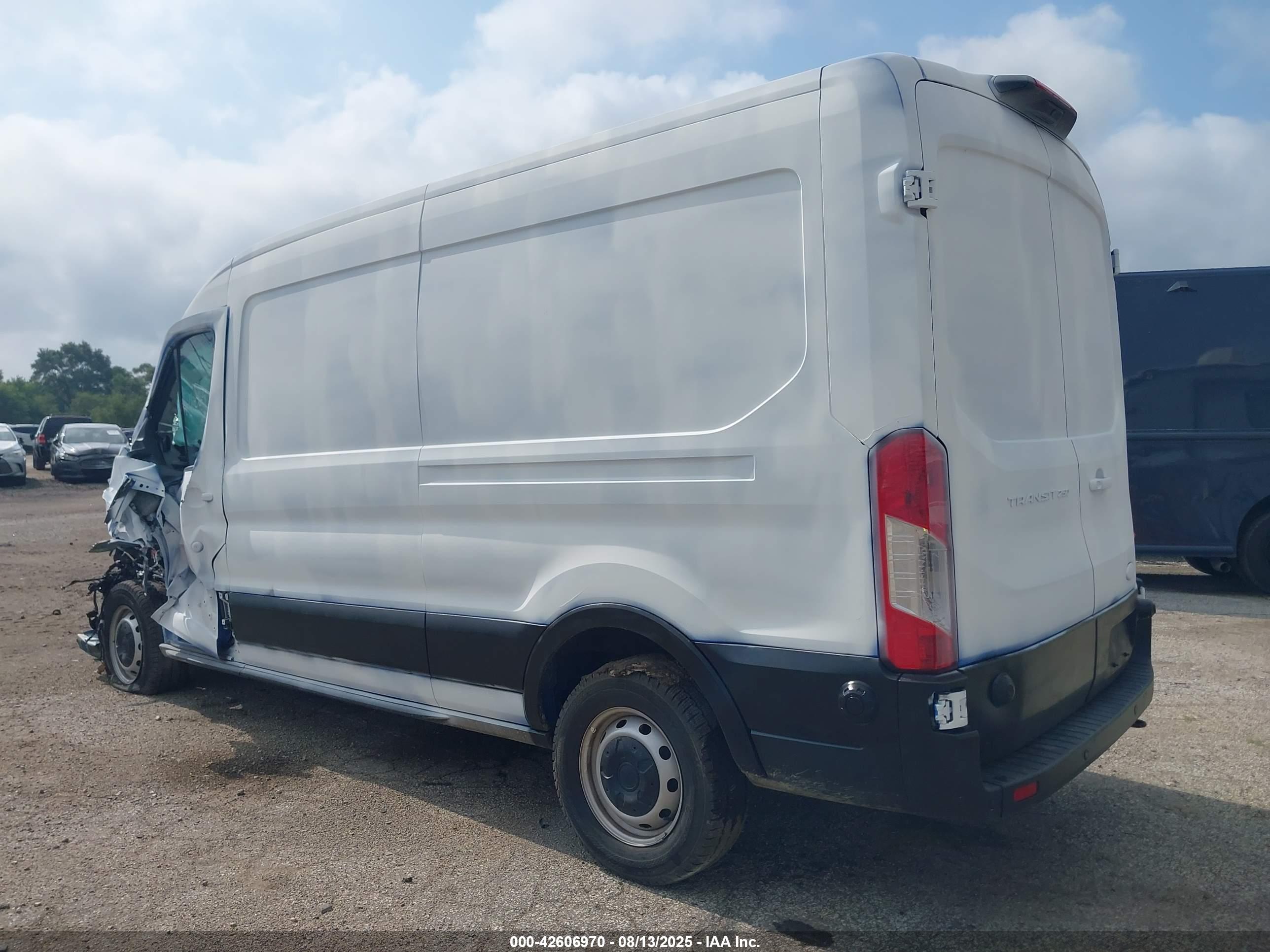 FORD TRANSIT-250 image 3