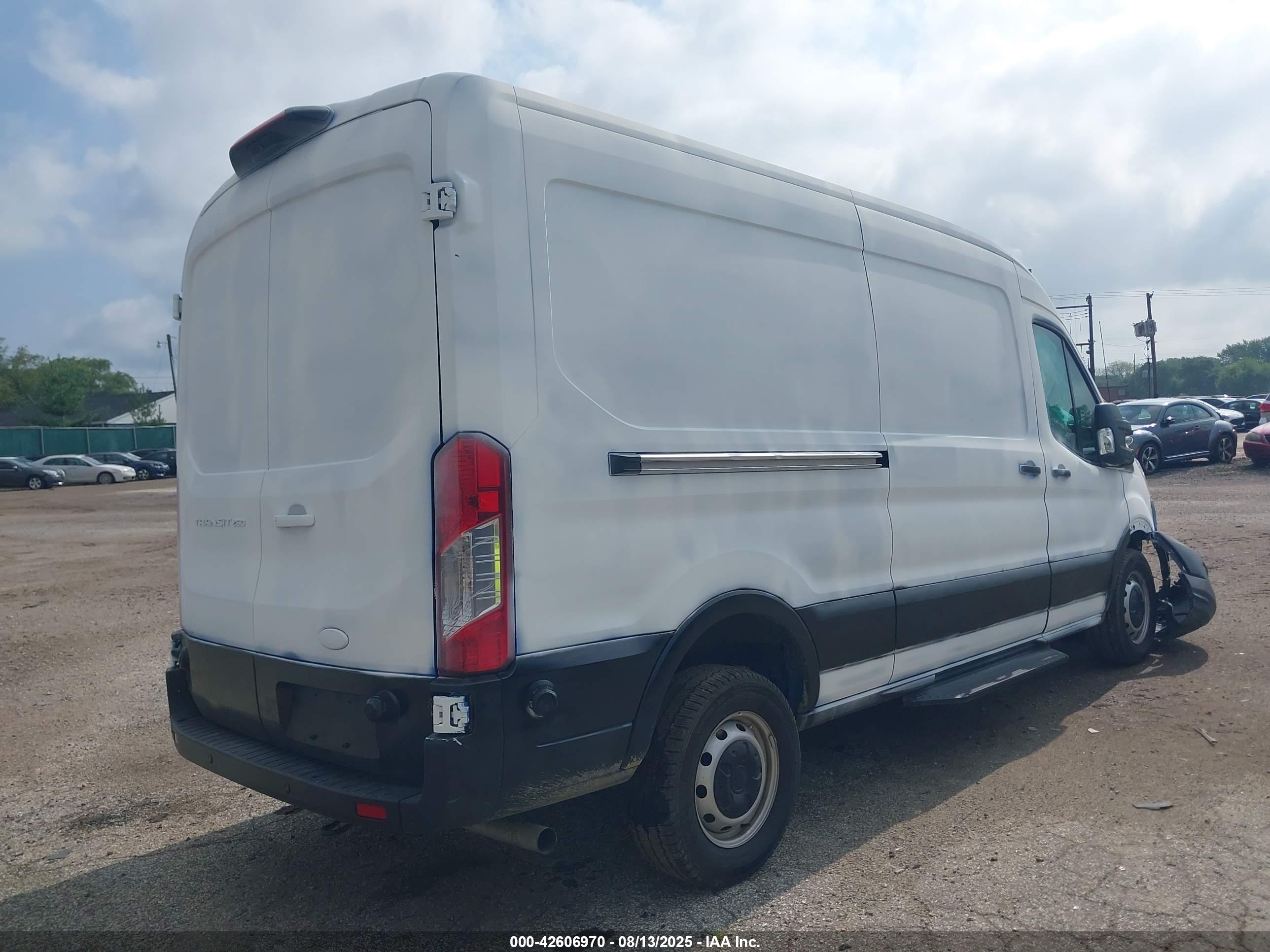 FORD TRANSIT-250 image 4