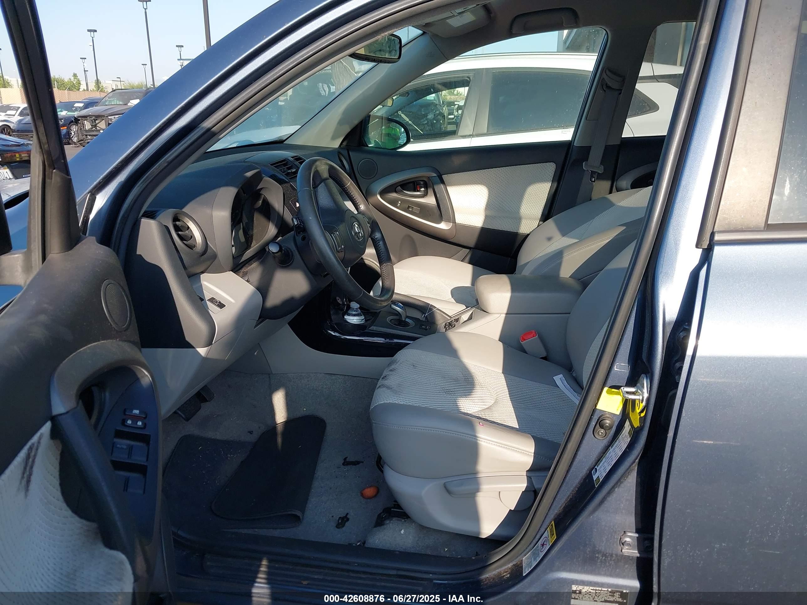 TOYOTA RAV4 image 5